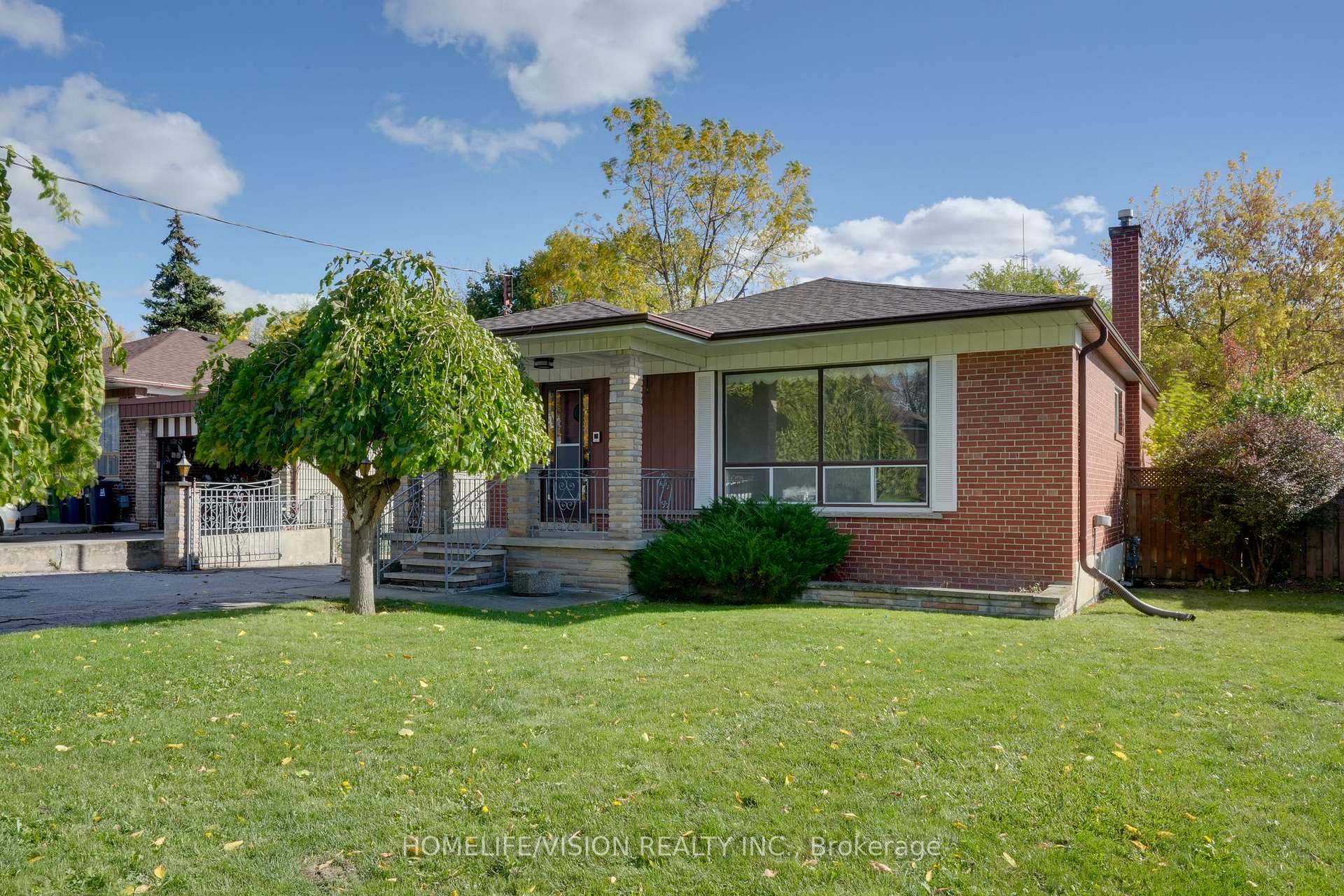 239 Epsom Downs Drive, Toronto W05, ON M3M 1T3