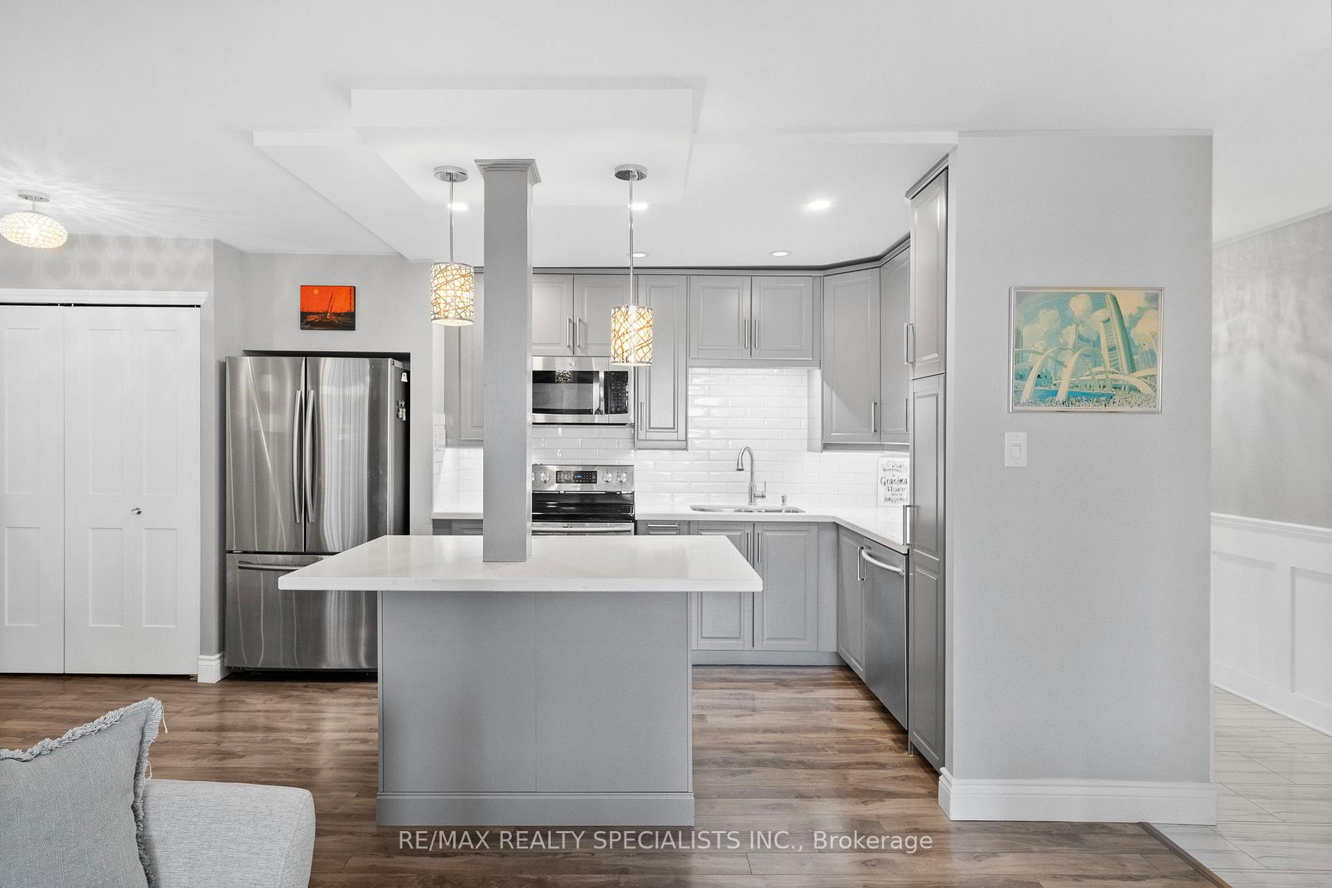 50 Elm Drive E 309, Mississauga, ON L5A 3X2
