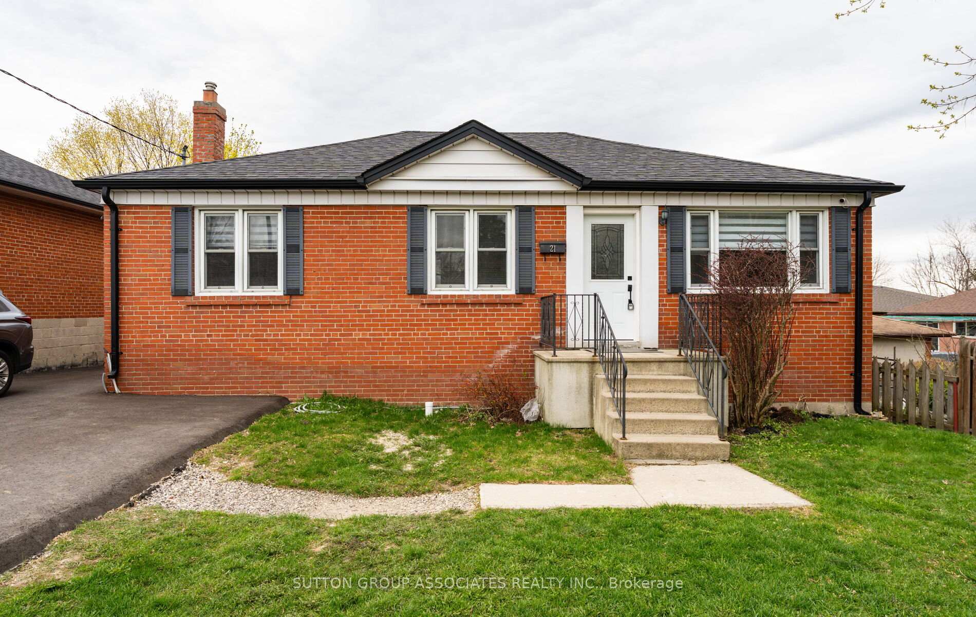 21 Deevale Road Main Fl., Toronto W05, ON M3M 1Z2