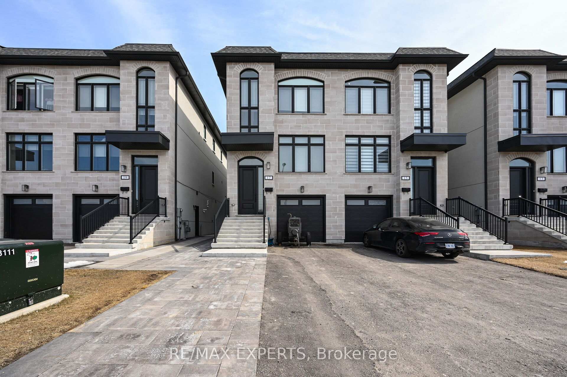 17 St Gaspar Court, Toronto W05, ON M6L 1Y7