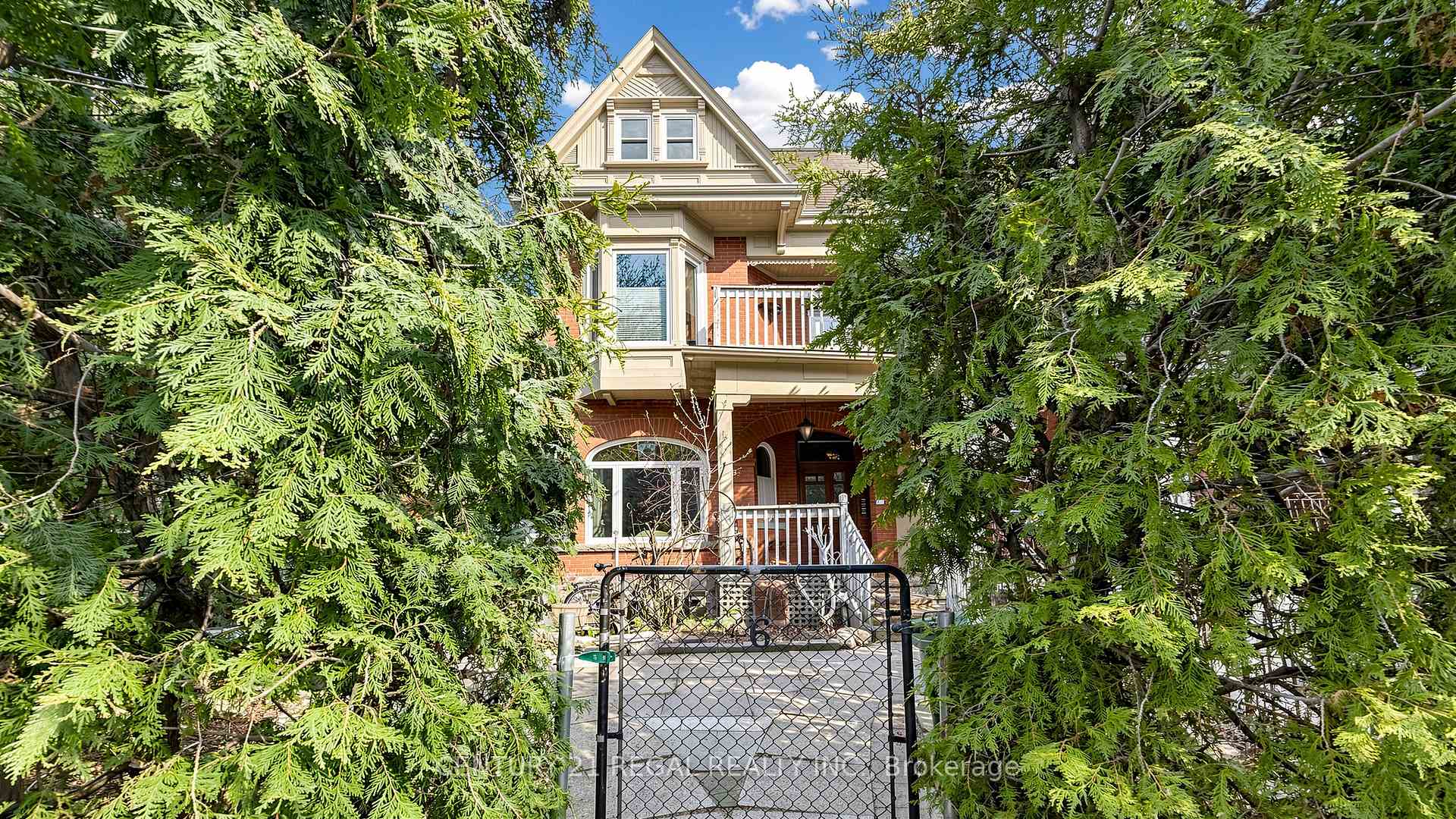 26 MACDONELL Avenue, Toronto W01, ON M6R 2A2