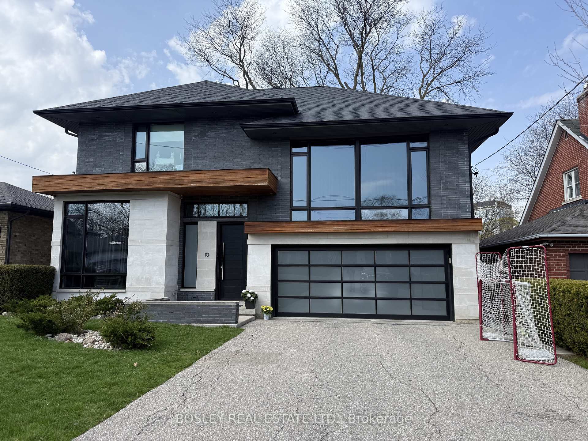 10 Graystone Gardens, Toronto W08, ON M8Z 3C3