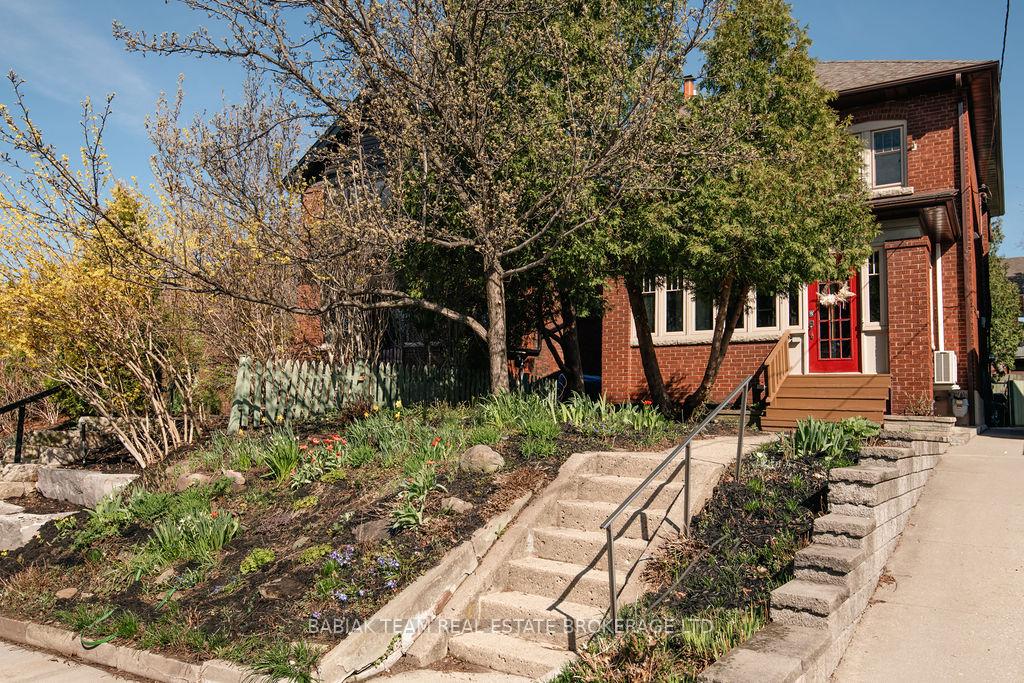 30 Woodside Avenue, Toronto W02, ON M6P 1L7