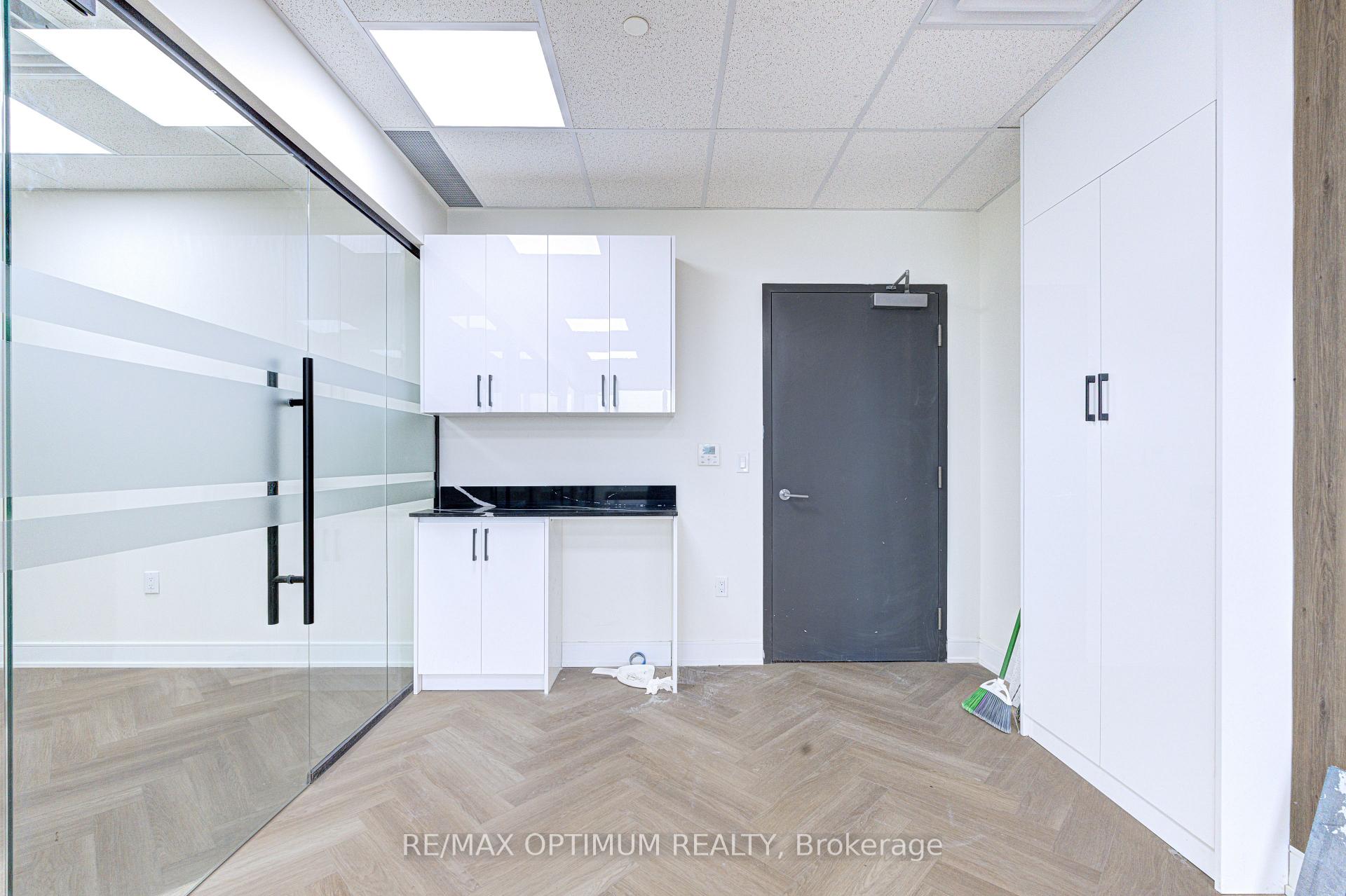 996 Martin grove Road 403, Toronto W10 — photo 5 of 5