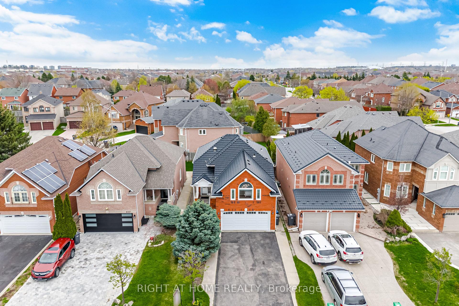6113 Maple Gate Circle, Mississauga, ON L5N 7B1