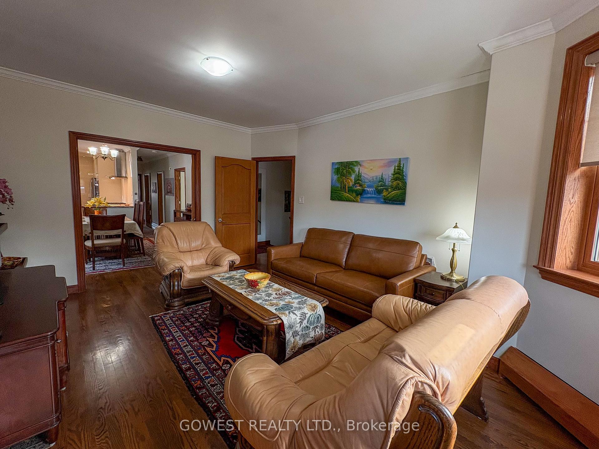 20 Glen Gordon Road 2, Toronto W02 — photo 3 of 5