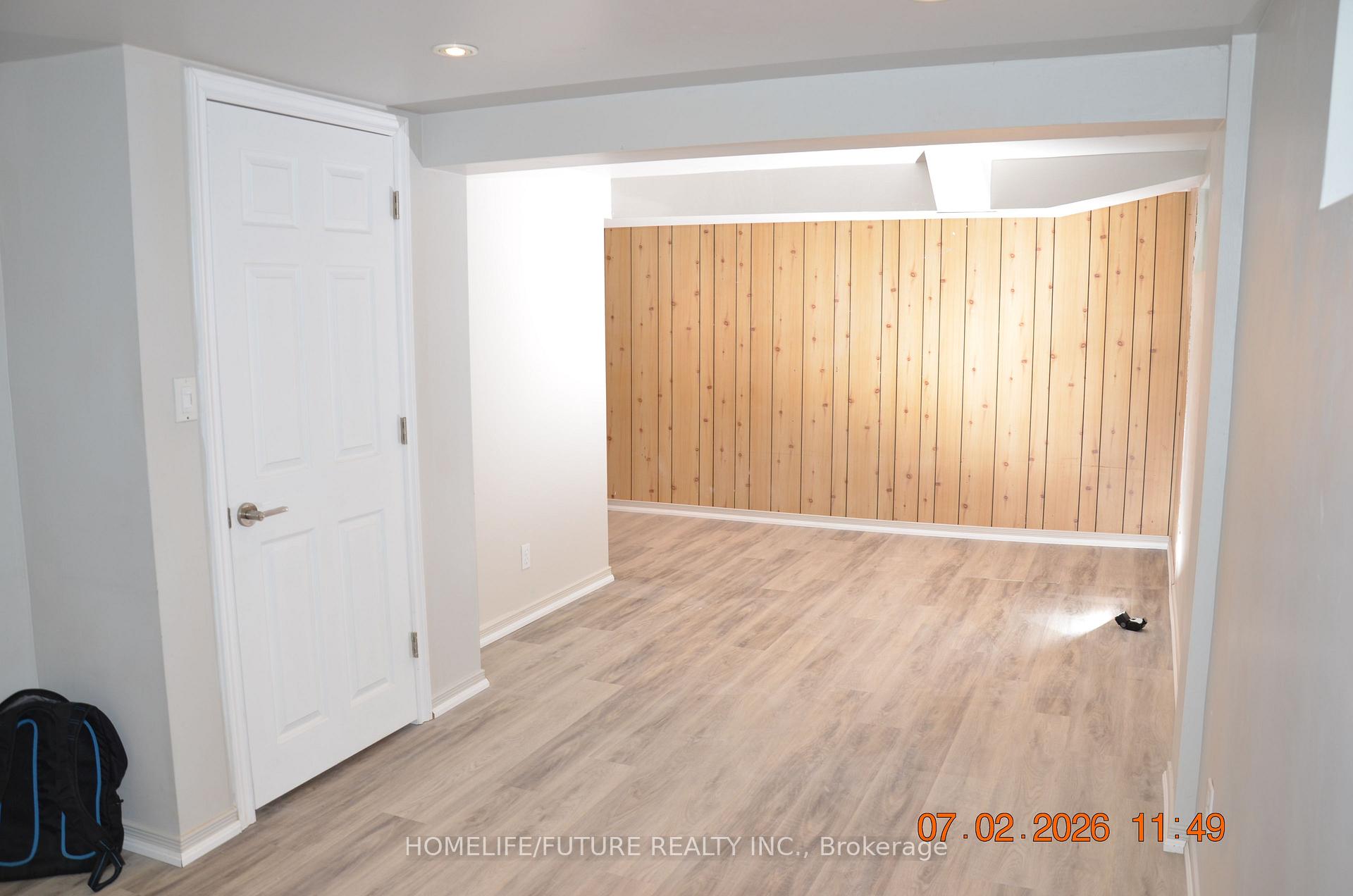 11 Coppermill Drive, Toronto W10 — photo 2 of 5