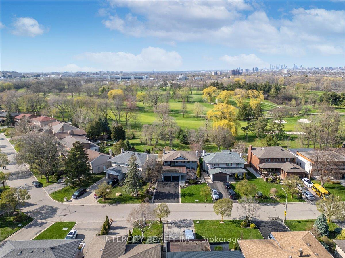 61 Golfwood Heights, Toronto W09 — photo 2 of 5