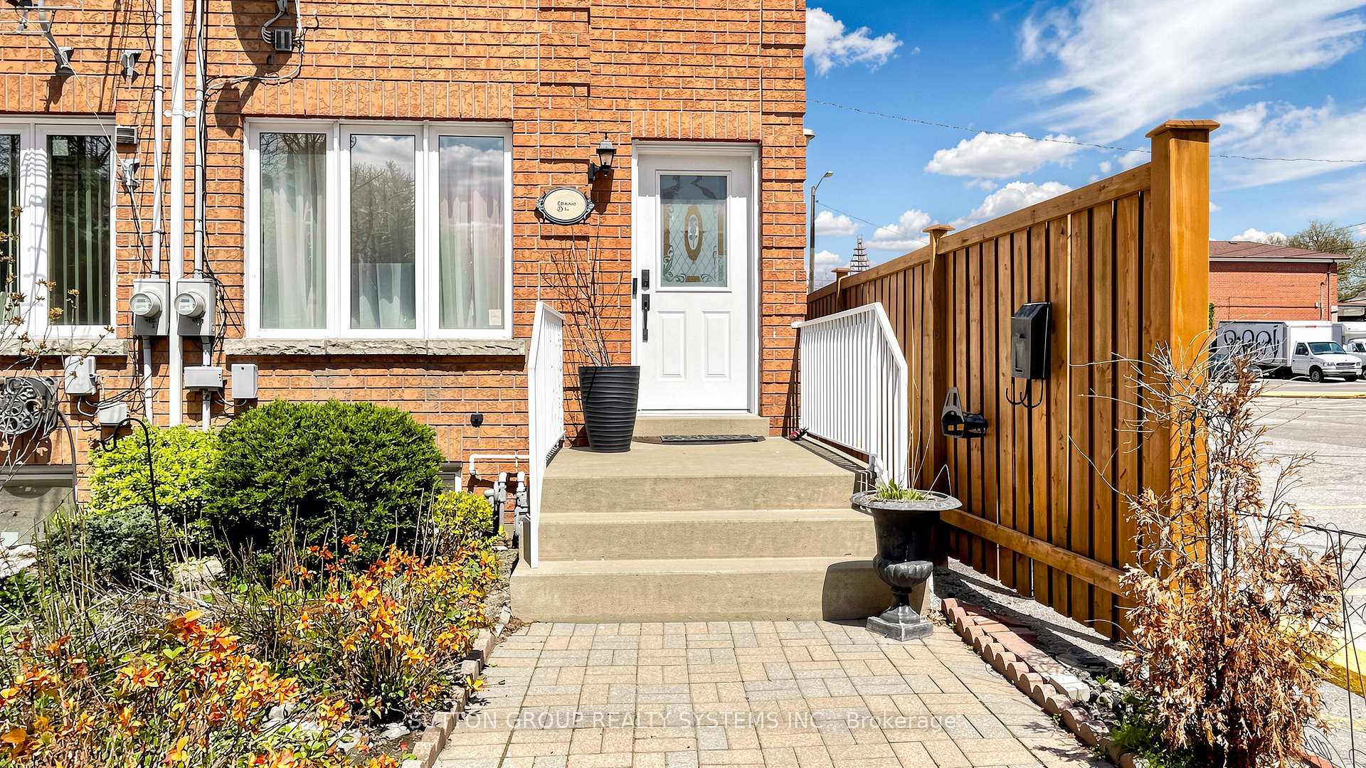 2138 Eglinton Avenue W, Toronto W04 — photo 2 of 5