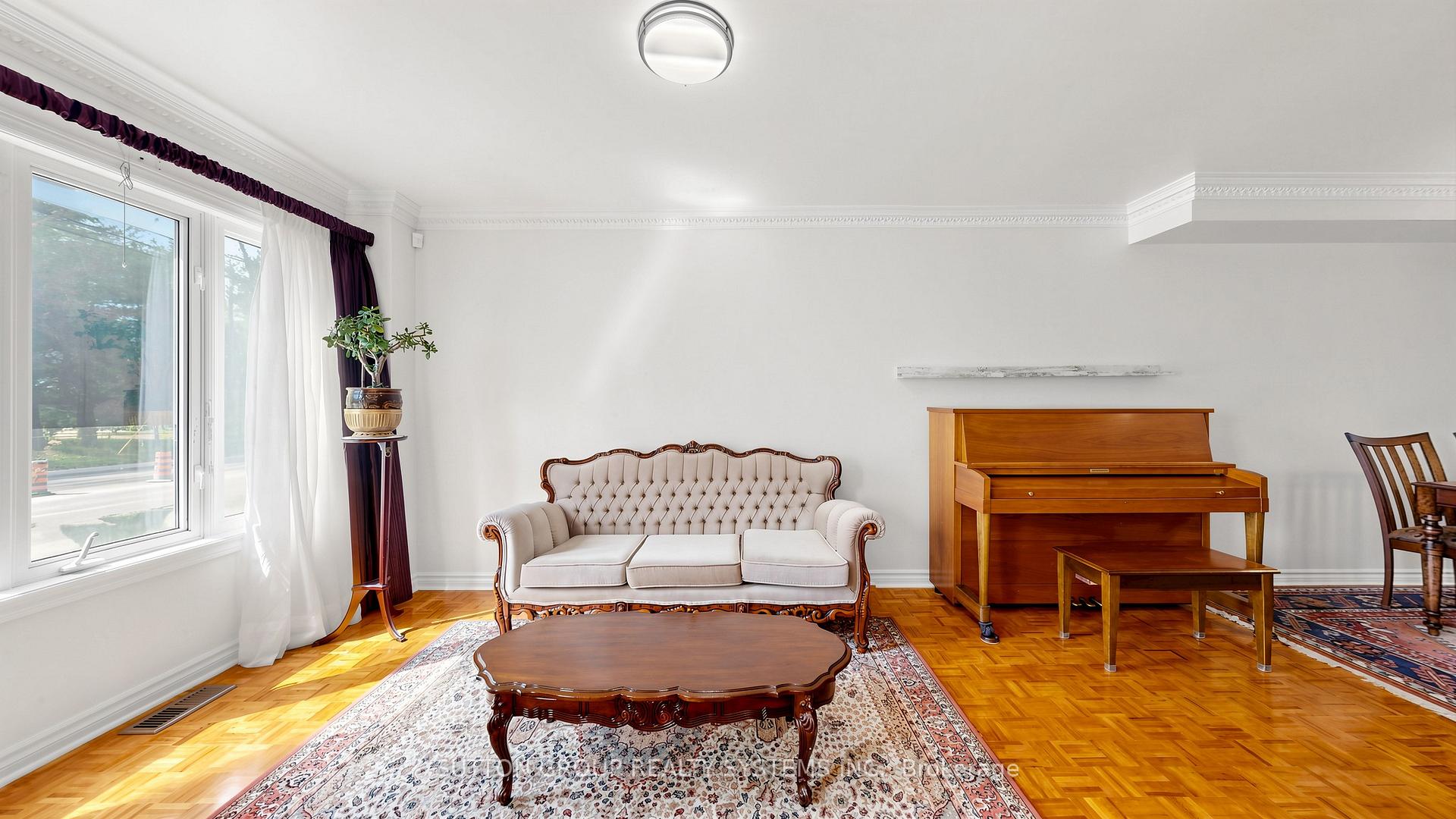 2138 Eglinton Avenue W, Toronto W04 — photo 4 of 5