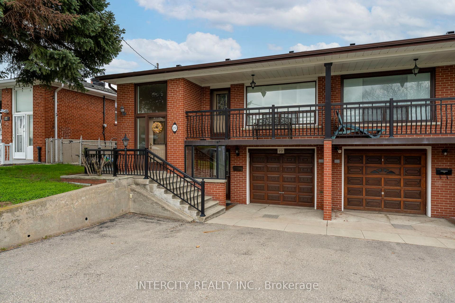 19 Gade Drive, Toronto W05, ON M3M 2K2 — Toronto W05, Ontario
