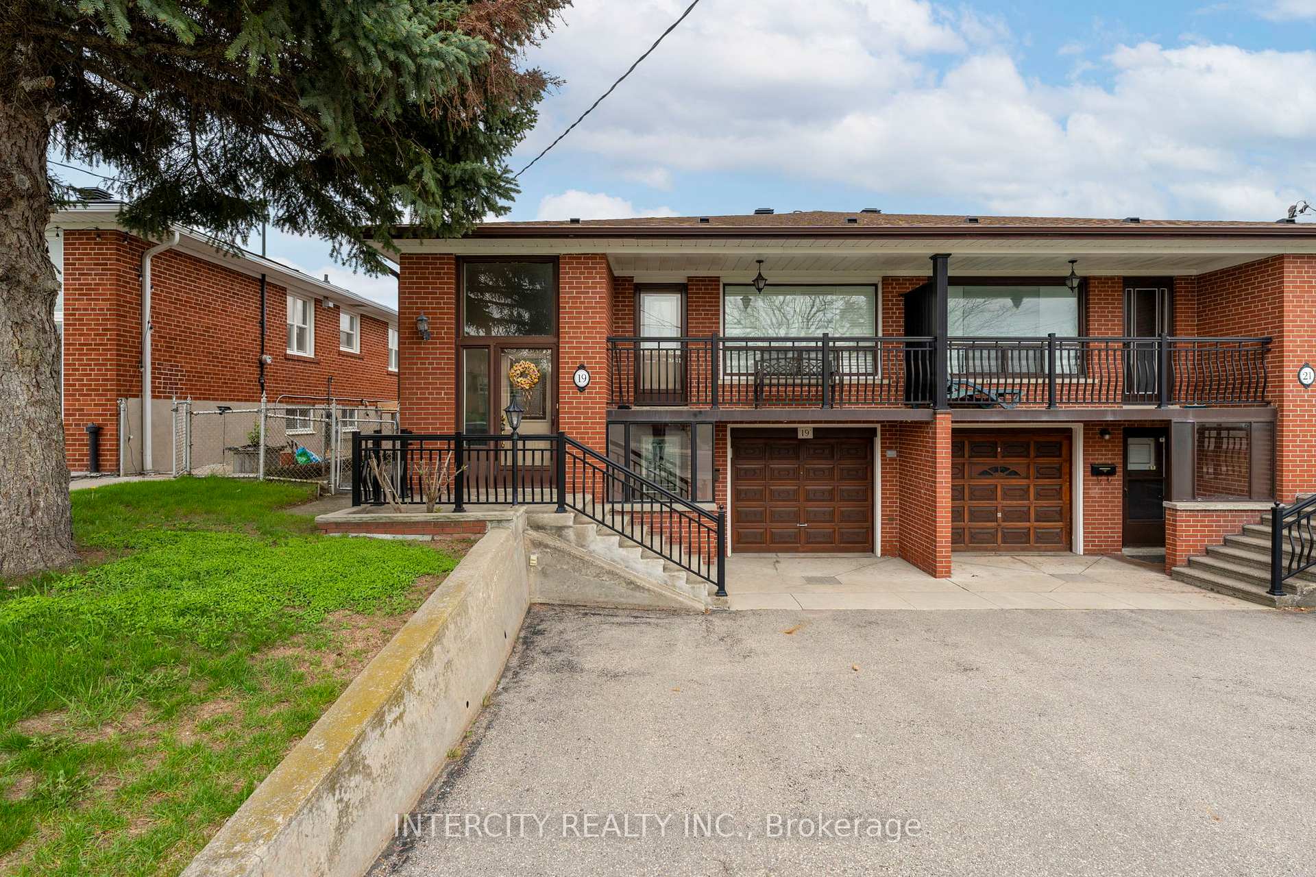 19 Gade Drive, Toronto W05 — photo 2 of 5