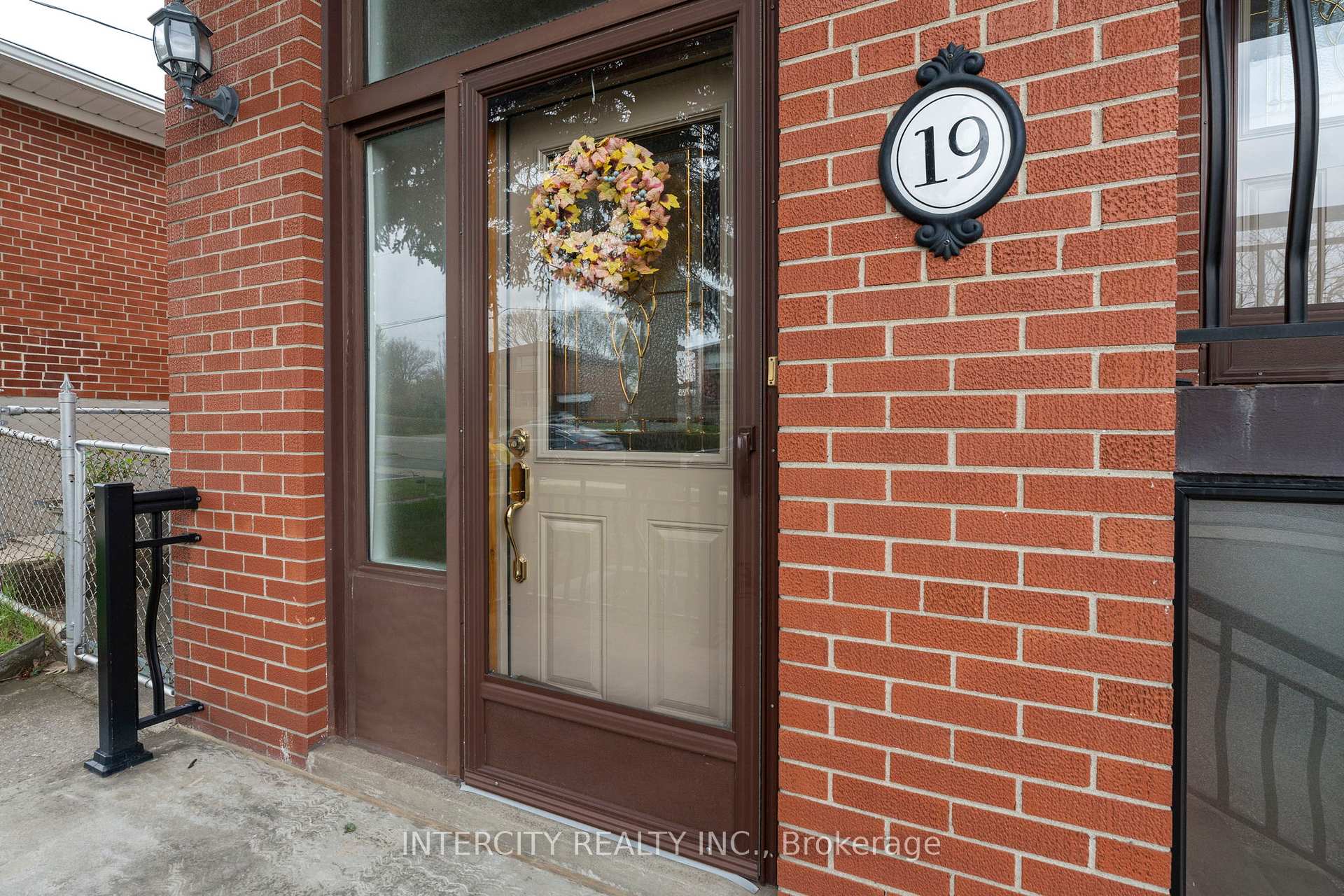 19 Gade Drive, Toronto W05 — photo 5 of 5