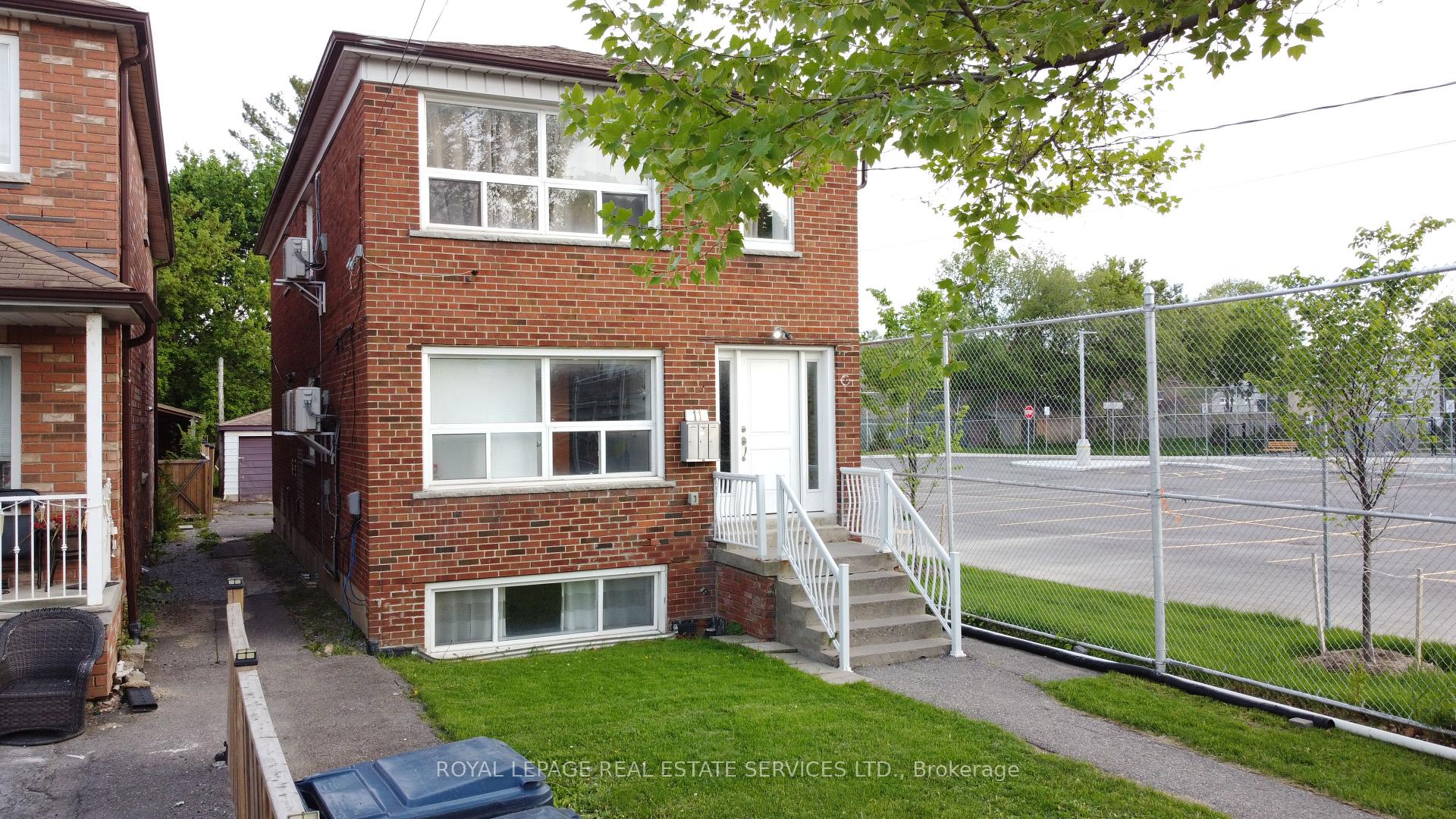 11 Dennis Avenue, Toronto W04 — photo 2 of 5