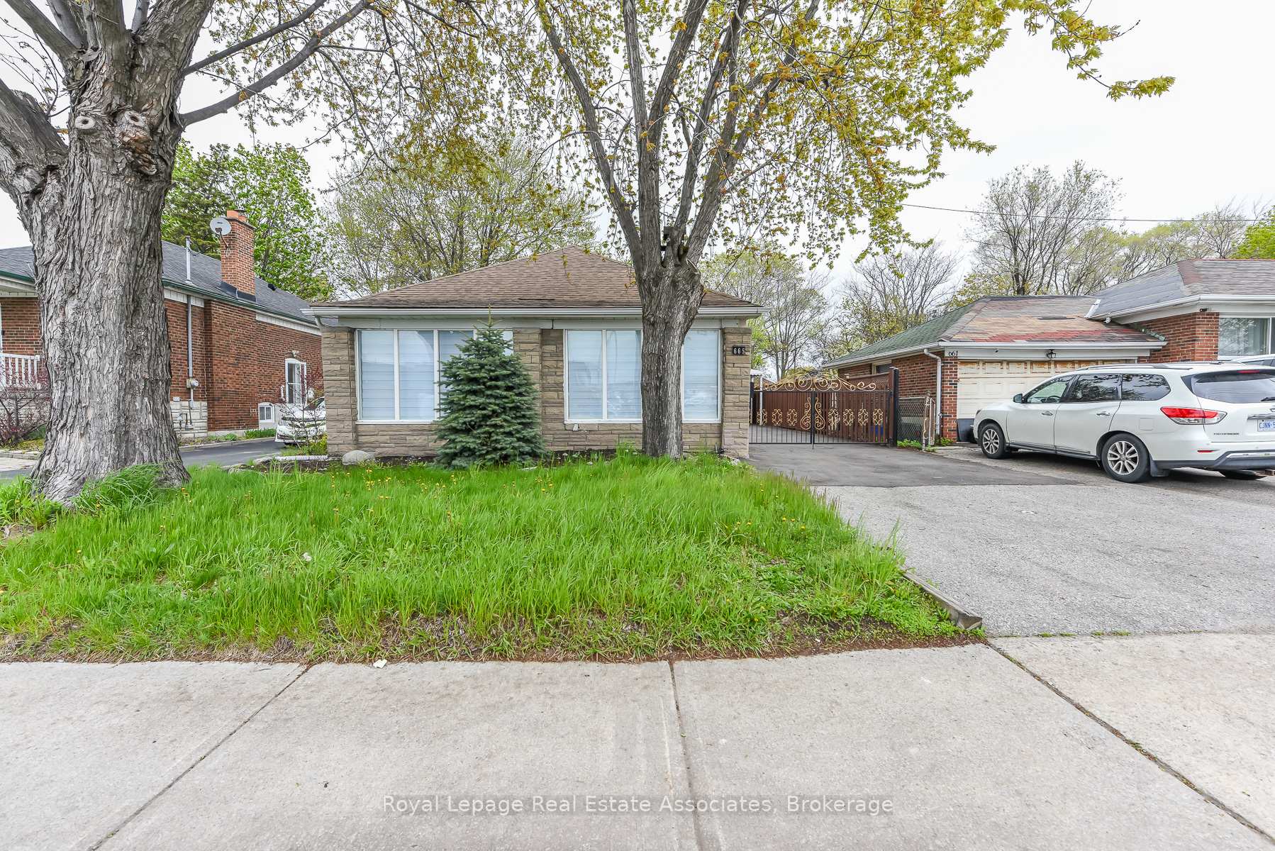 665 Kipling Avenue, Toronto W08, ON M8Z 5G2