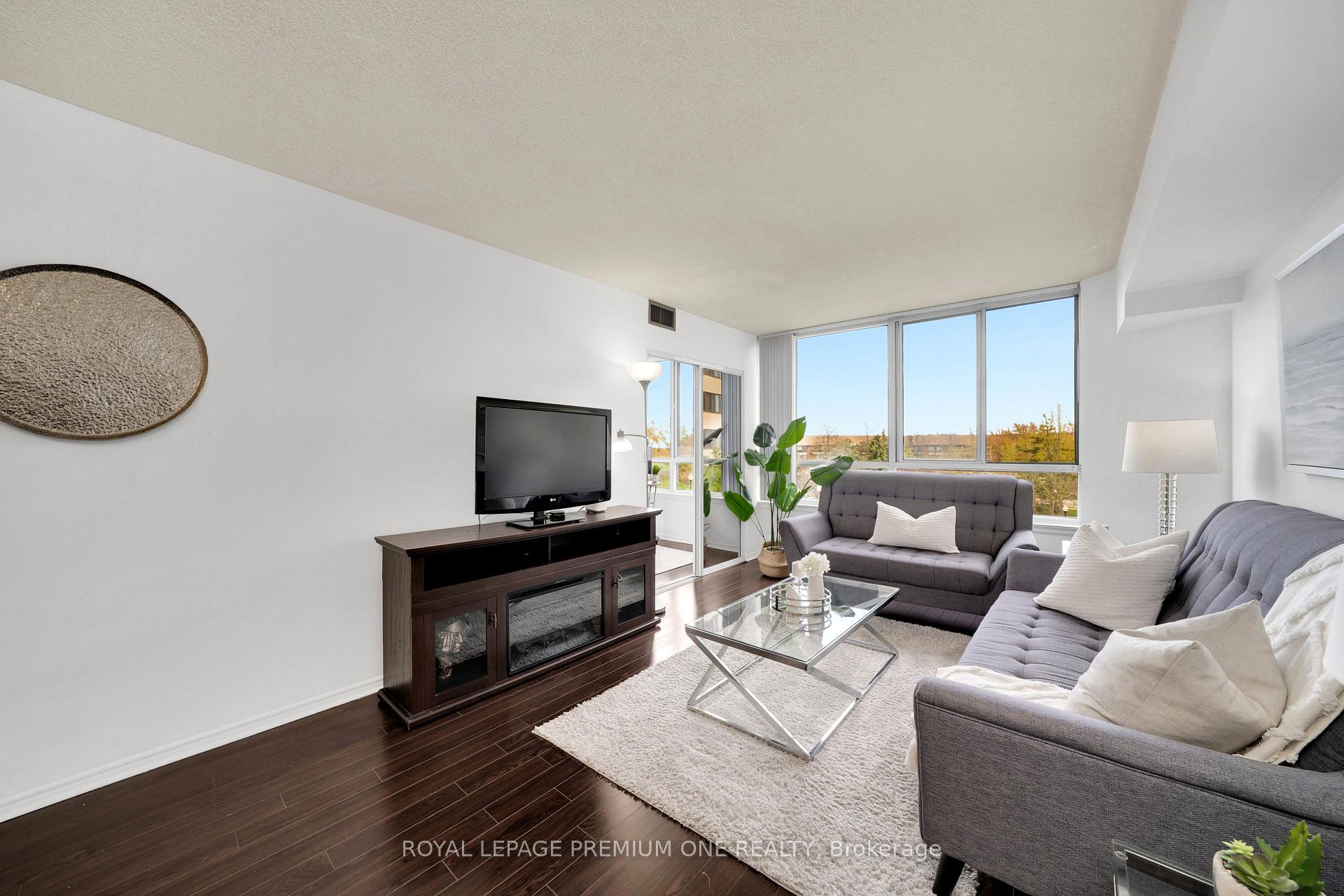 1001 cedarglen Gate 310, Mississauga, ON L5C 4R2