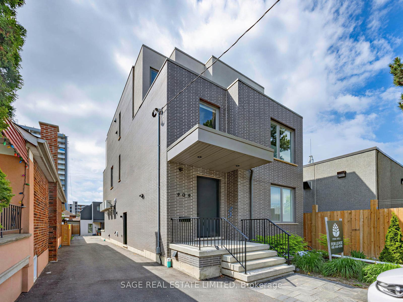 909 Castlefield Avenue 3, Toronto W04, ON M6B 1C9 — Toronto W04, Ontario