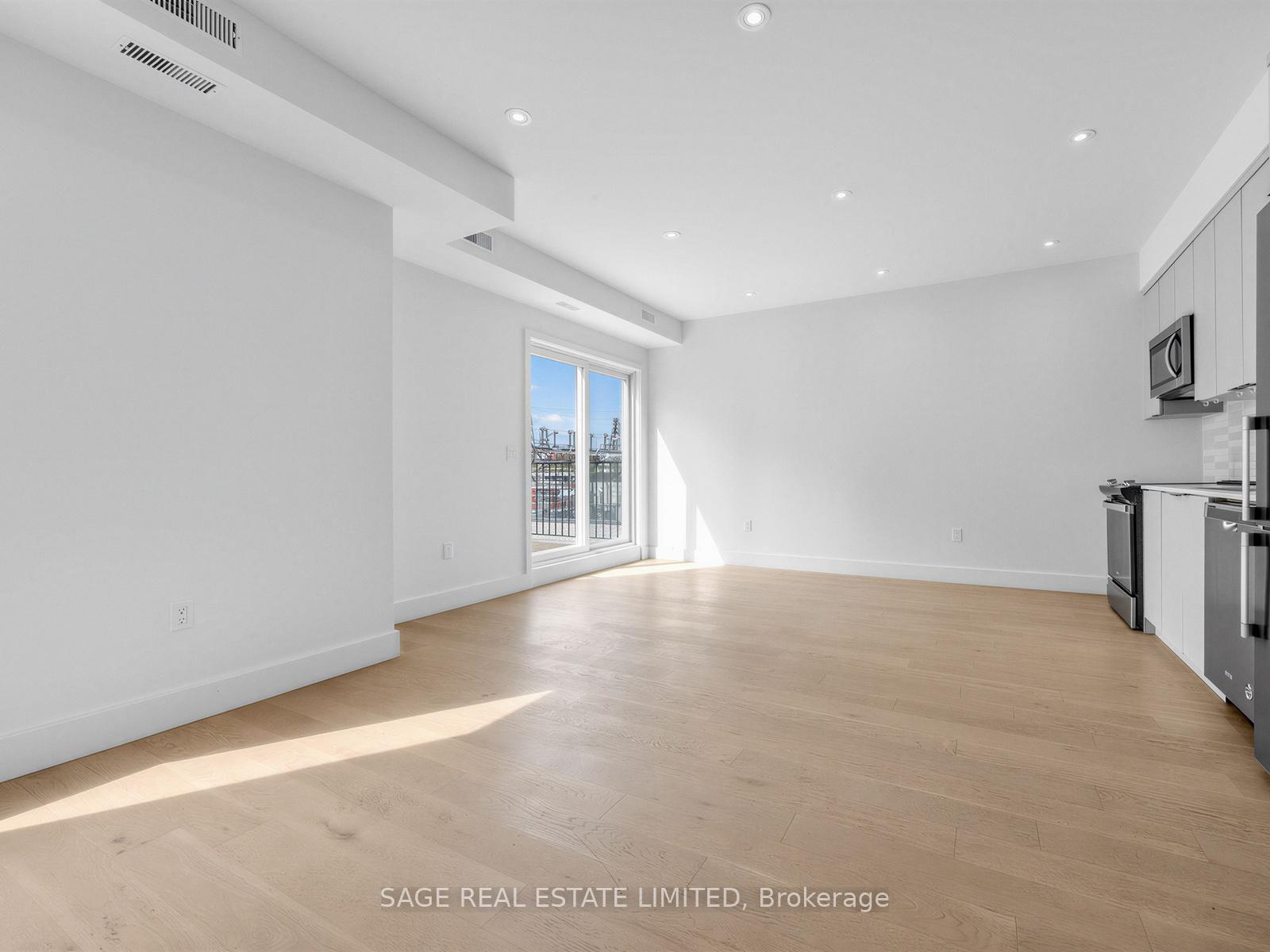 909 Castlefield Avenue 3, Toronto W04 — photo 3 of 5