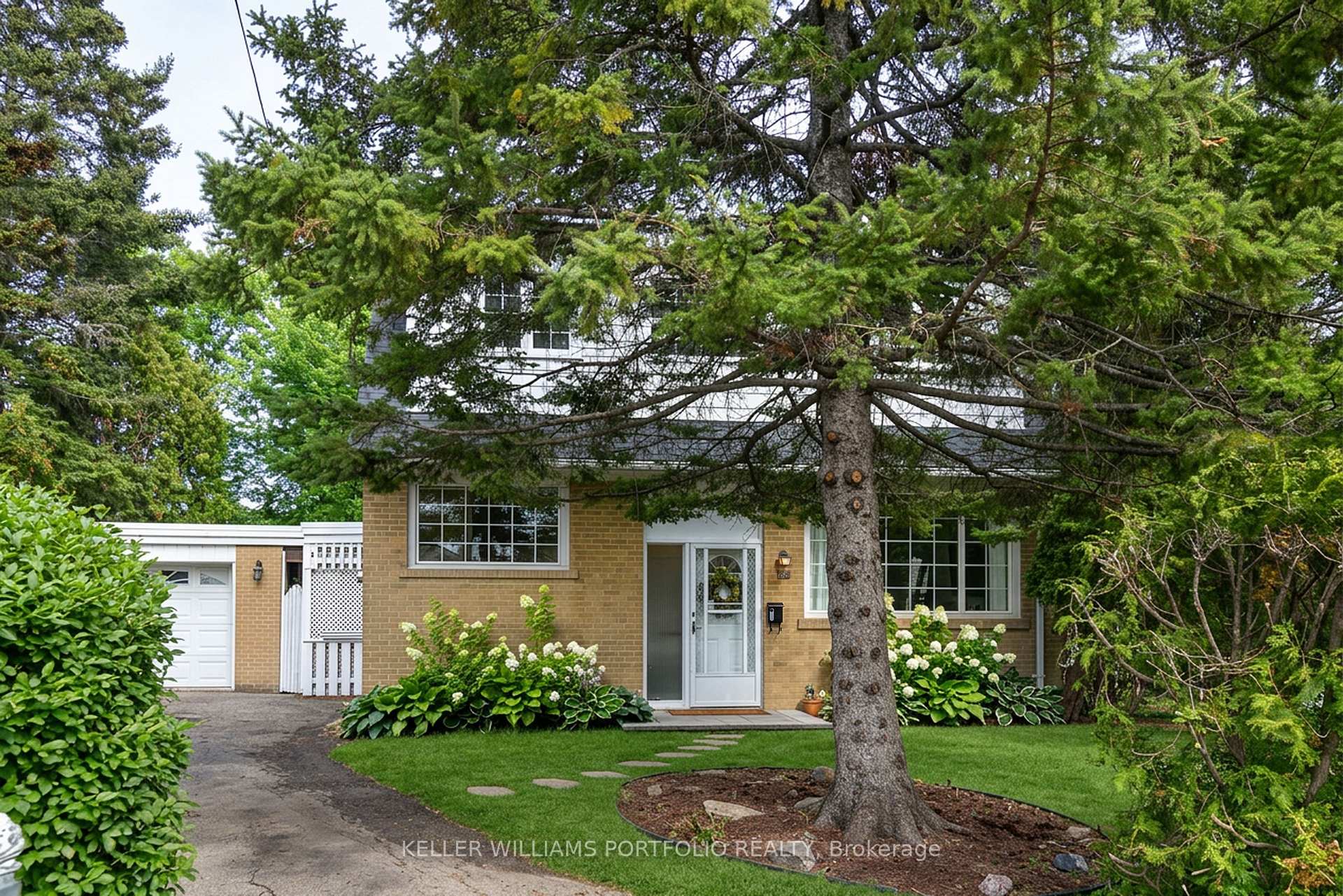 88 Sabrina Dr Drive, Toronto W09 — photo 3 of 5