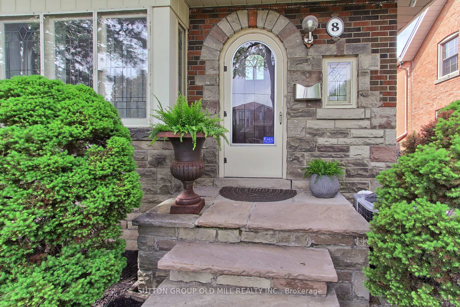 8 Lockheed Boulevard, Toronto W09 — photo 2 of 5