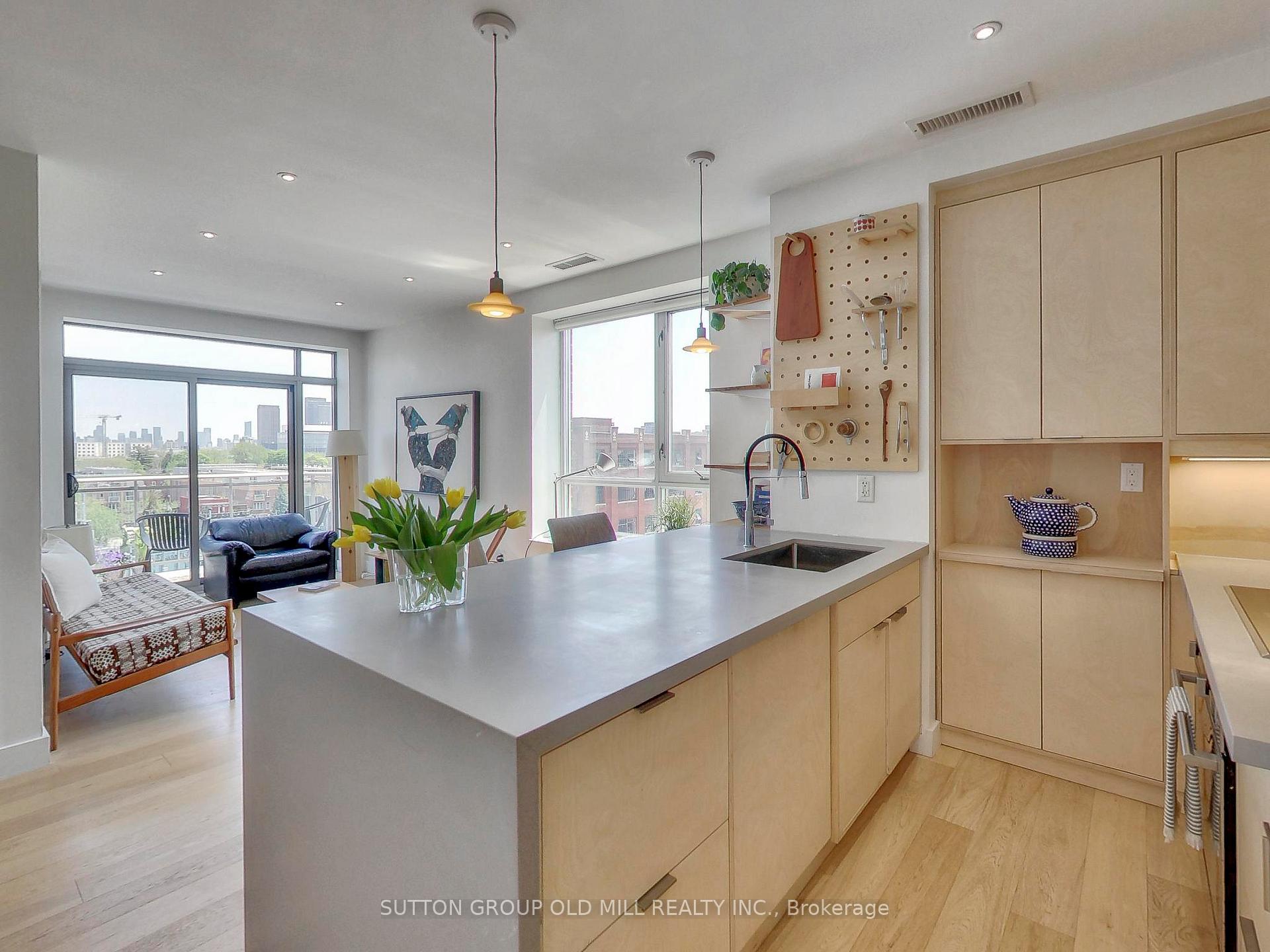 2495 Dundas Street W 712, Toronto W02, ON M6P 1X4 — Toronto W02, Ontario