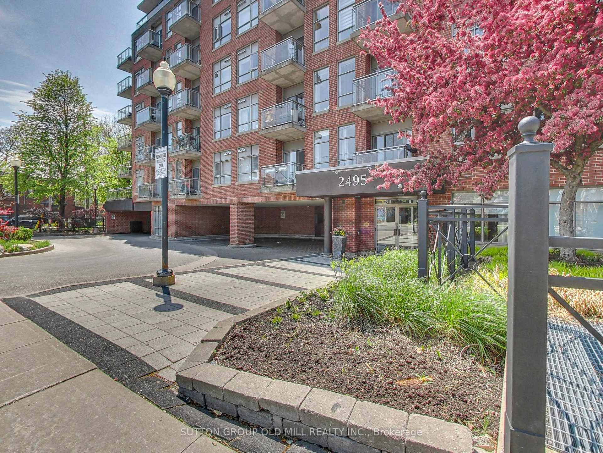 2495 Dundas Street W 712, Toronto W02 — photo 3 of 5