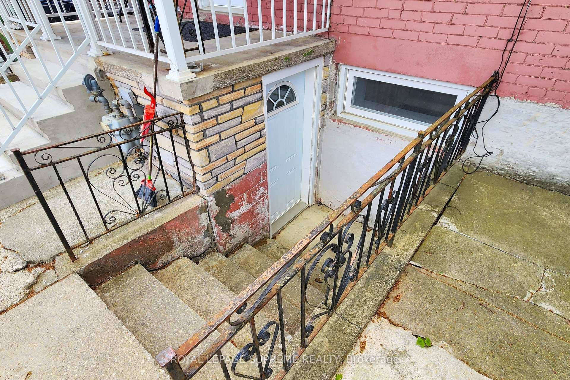 119 Essex Street W, Toronto W02 — photo 3 of 5