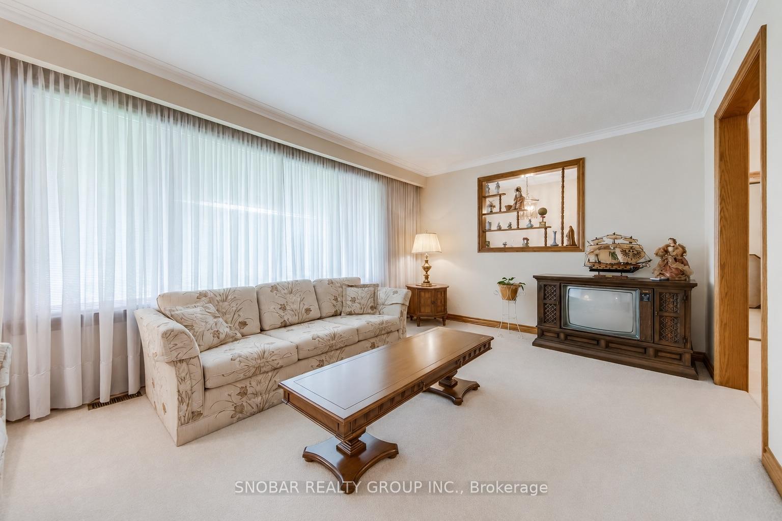 22 Norgrove Crescent, Toronto W09 — photo 4 of 5