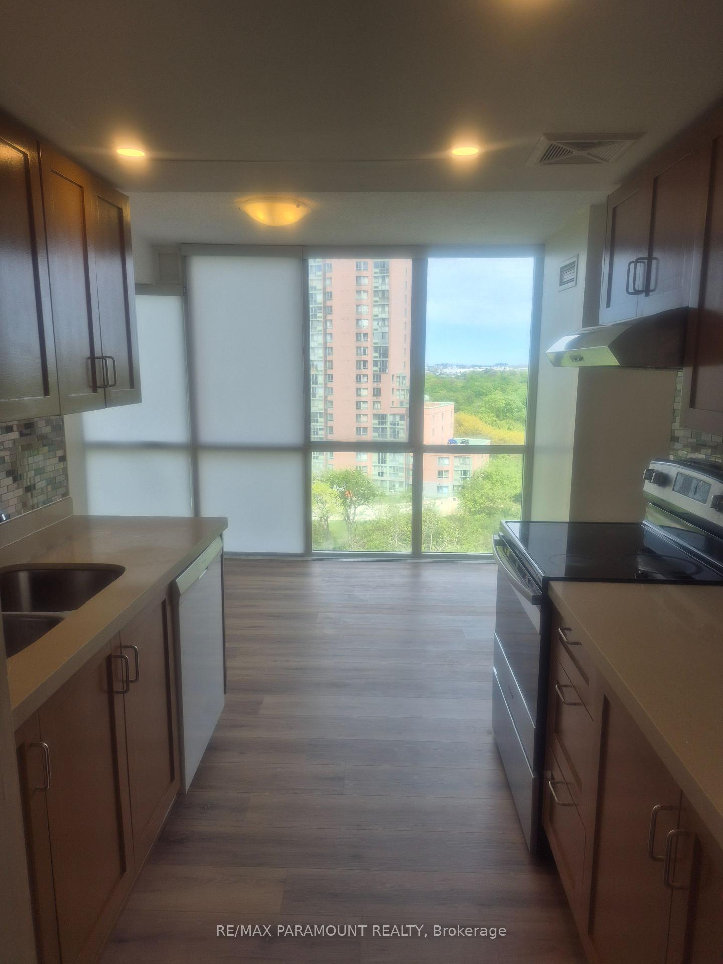 21 Markbrook Lane 911, Toronto W10 — photo 3 of 5