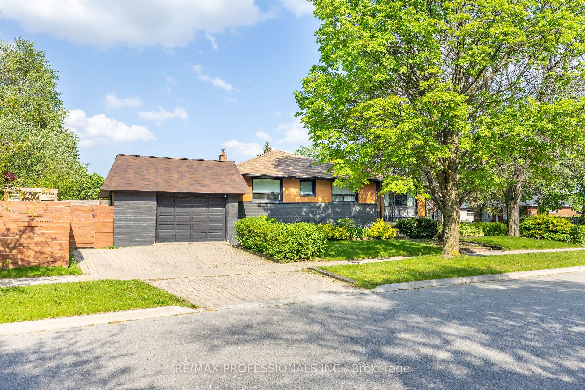 33 Brampton Road, Toronto W09, ON M9R 3J3 — Toronto W09, Ontario