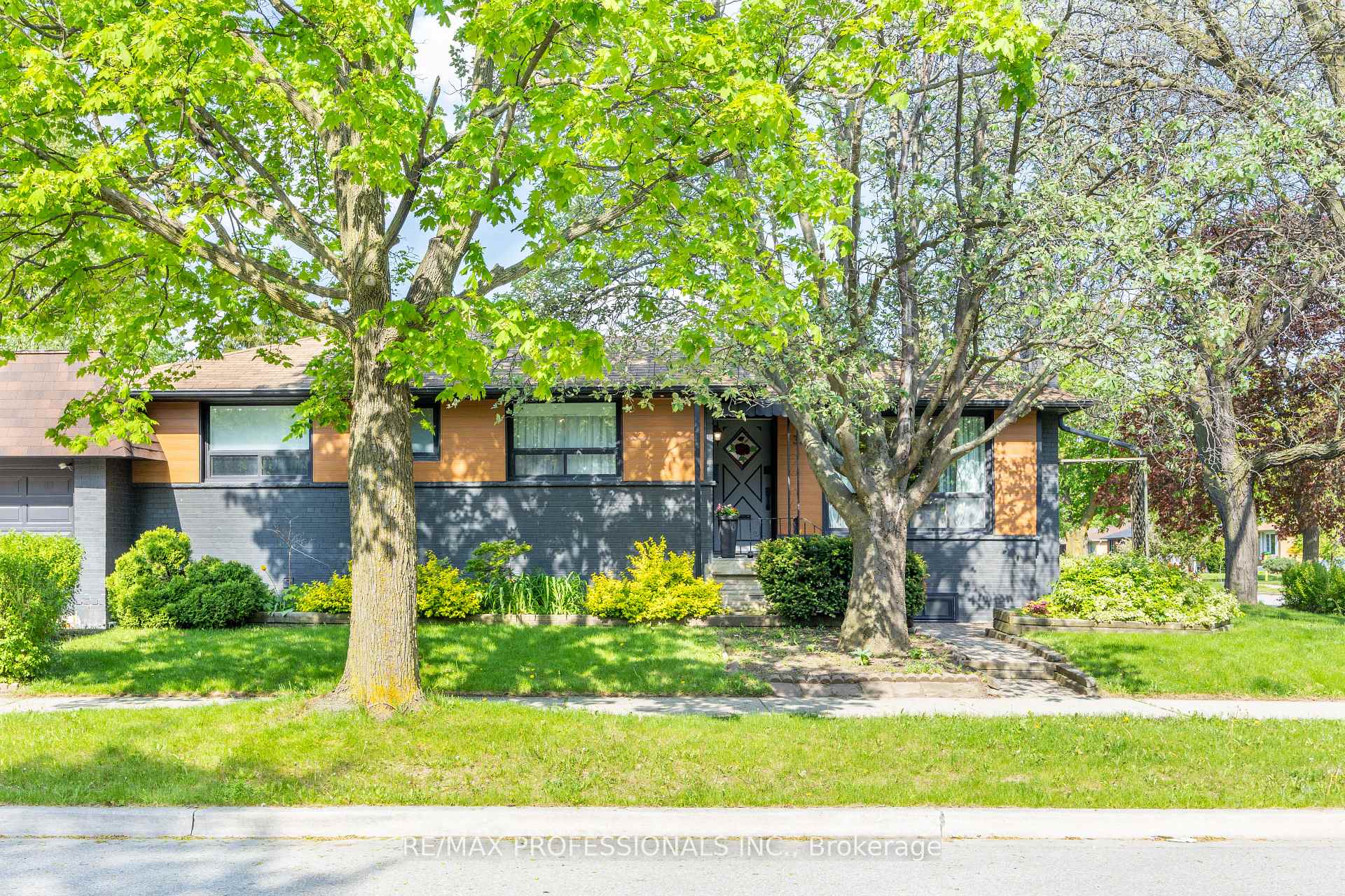 33 Brampton Road, Toronto W09 — photo 2 of 5