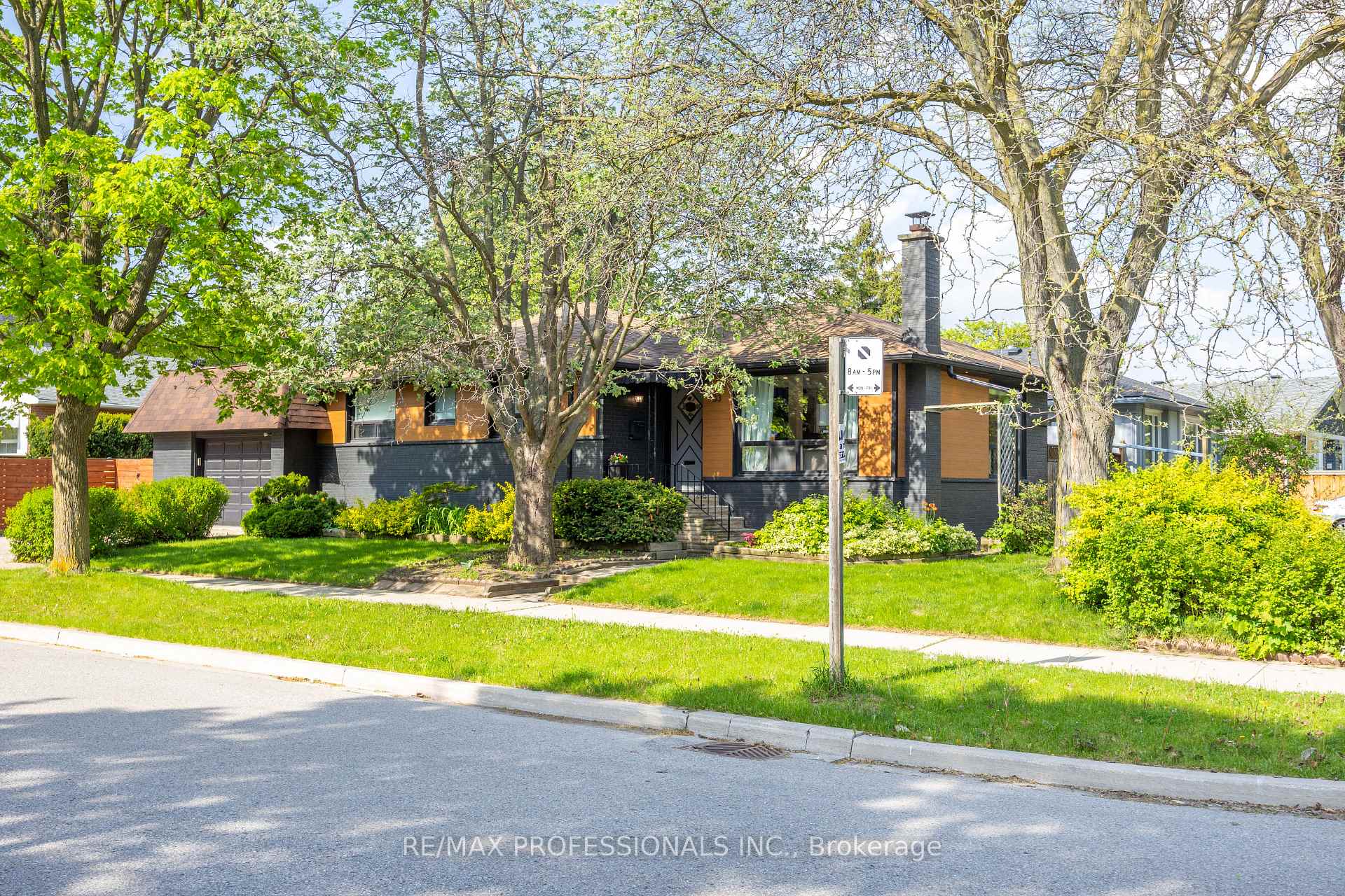 33 Brampton Road, Toronto W09 — photo 3 of 5
