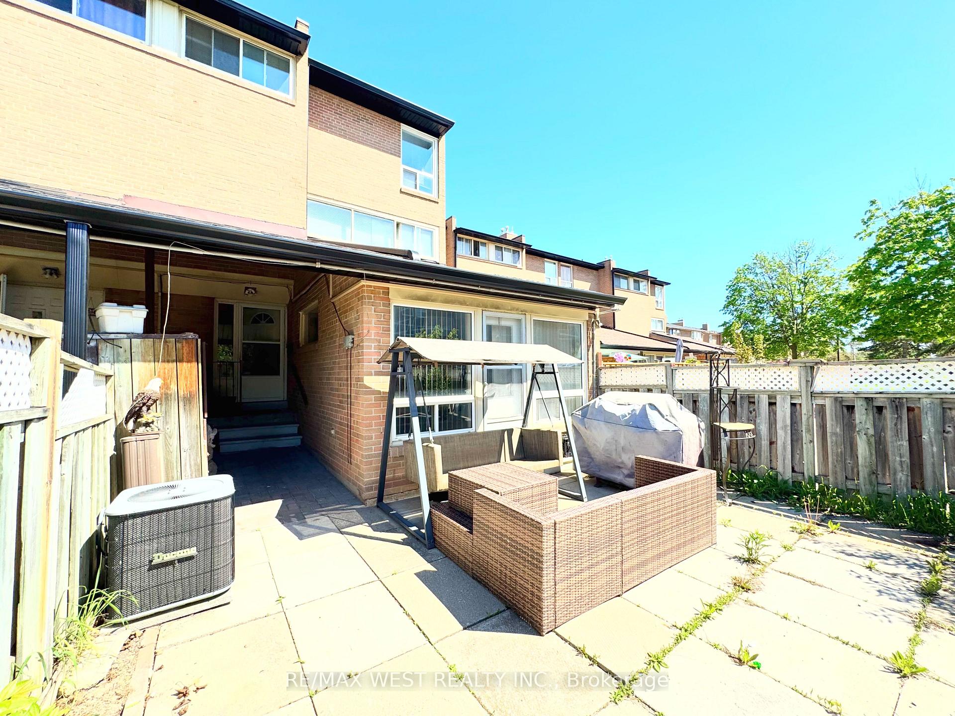 260 John Garland Boulevard 234, Toronto W10 — photo 2 of 5