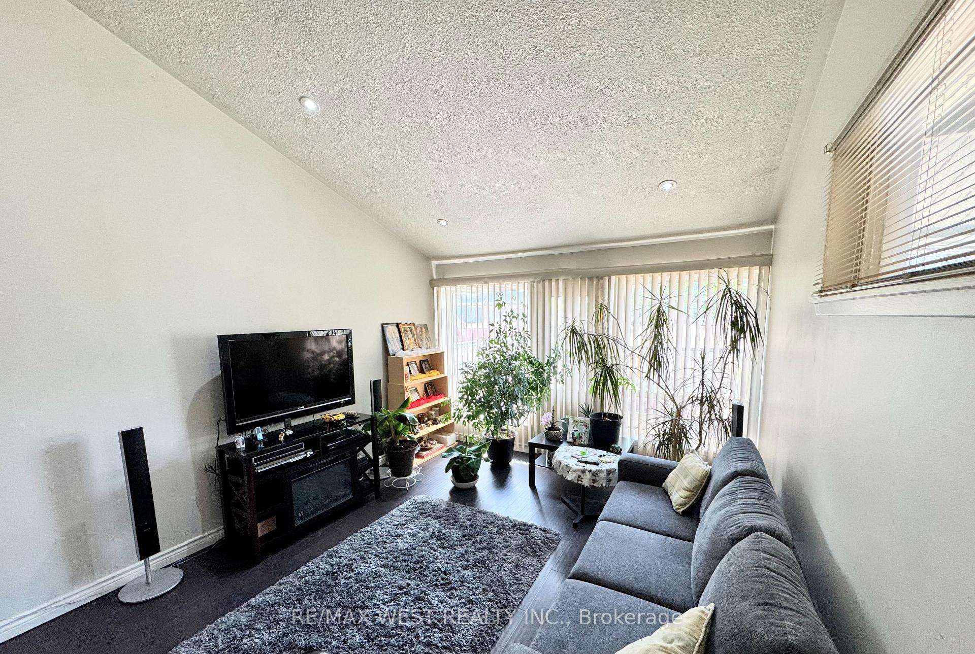 260 John Garland Boulevard 234, Toronto W10 — photo 3 of 5