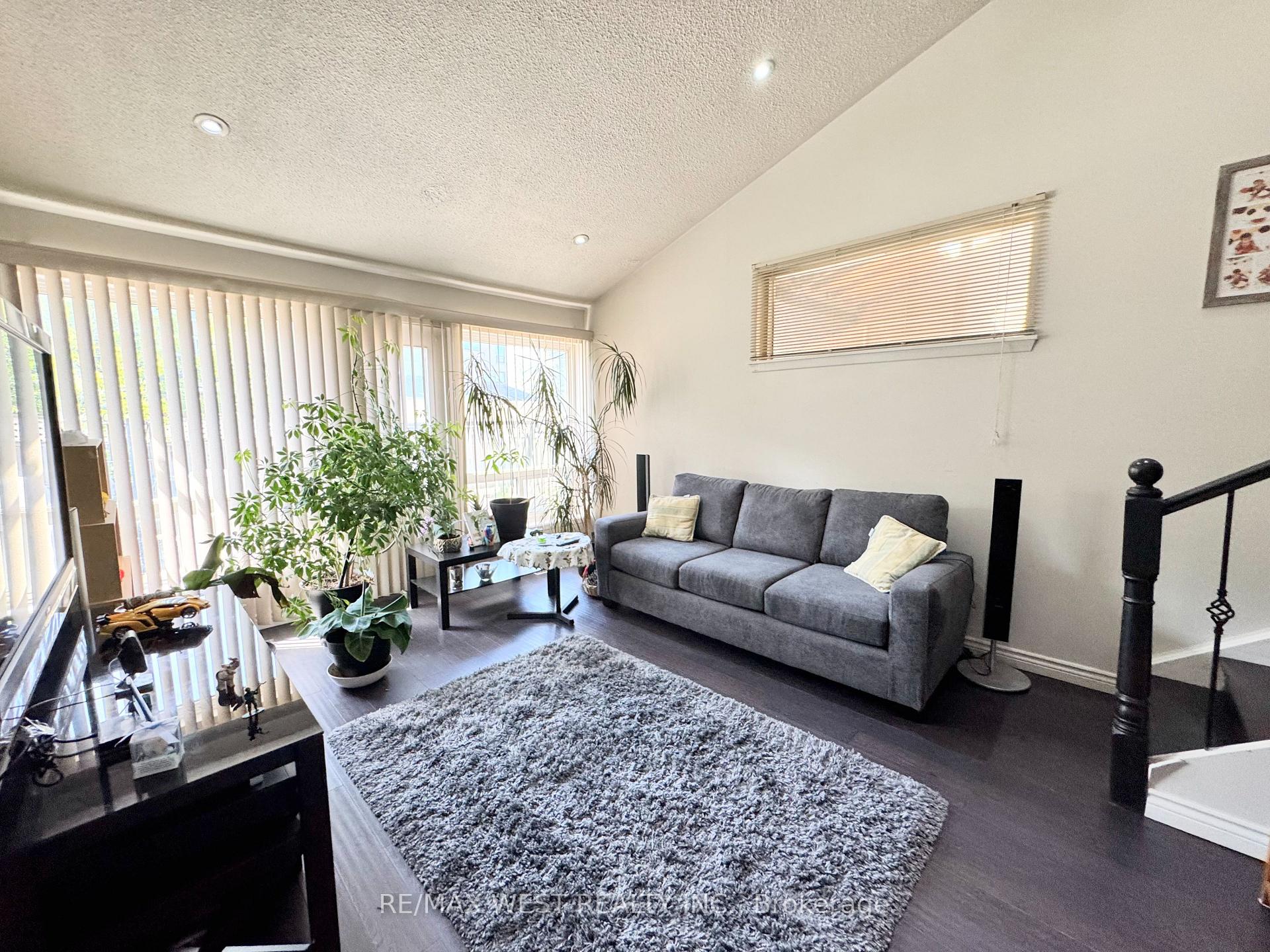 260 John Garland Boulevard 234, Toronto W10 — photo 4 of 5