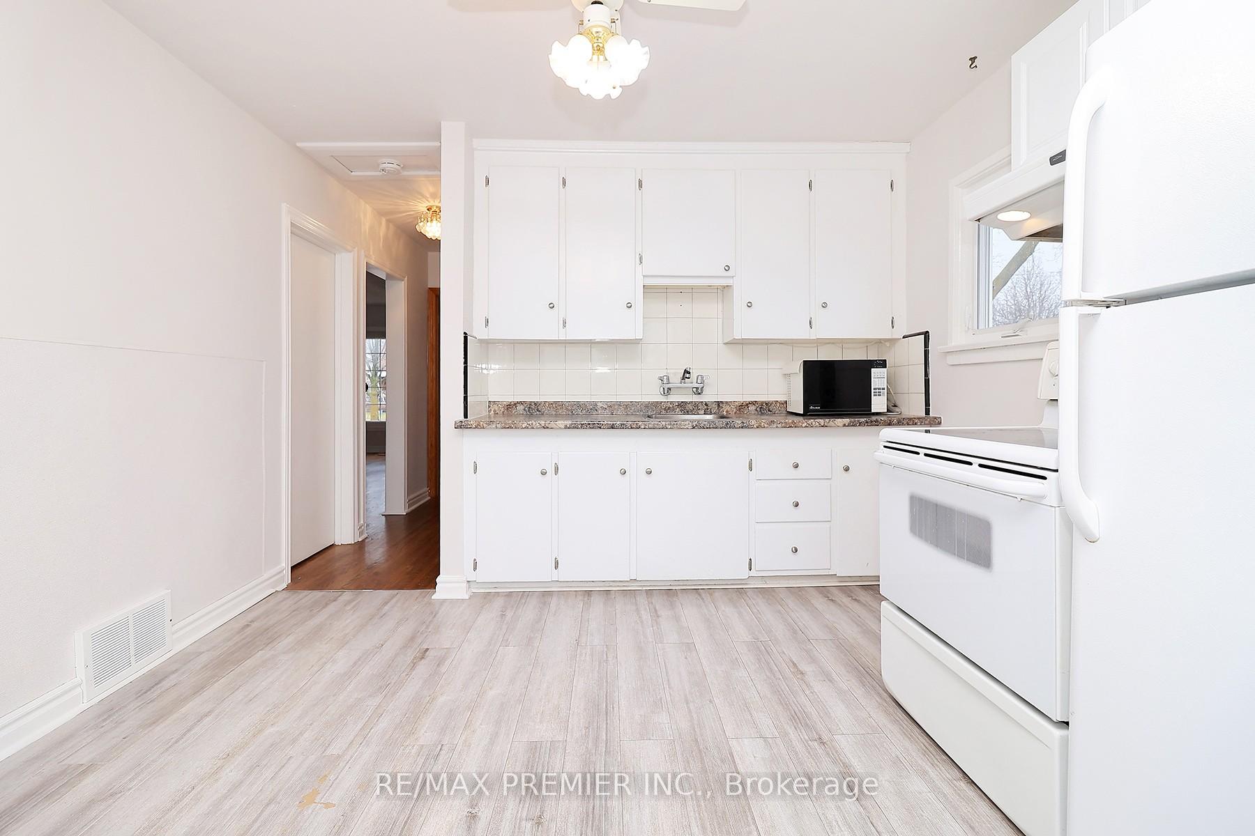 15 Boniface Avenue, Toronto W10 — photo 2 of 5