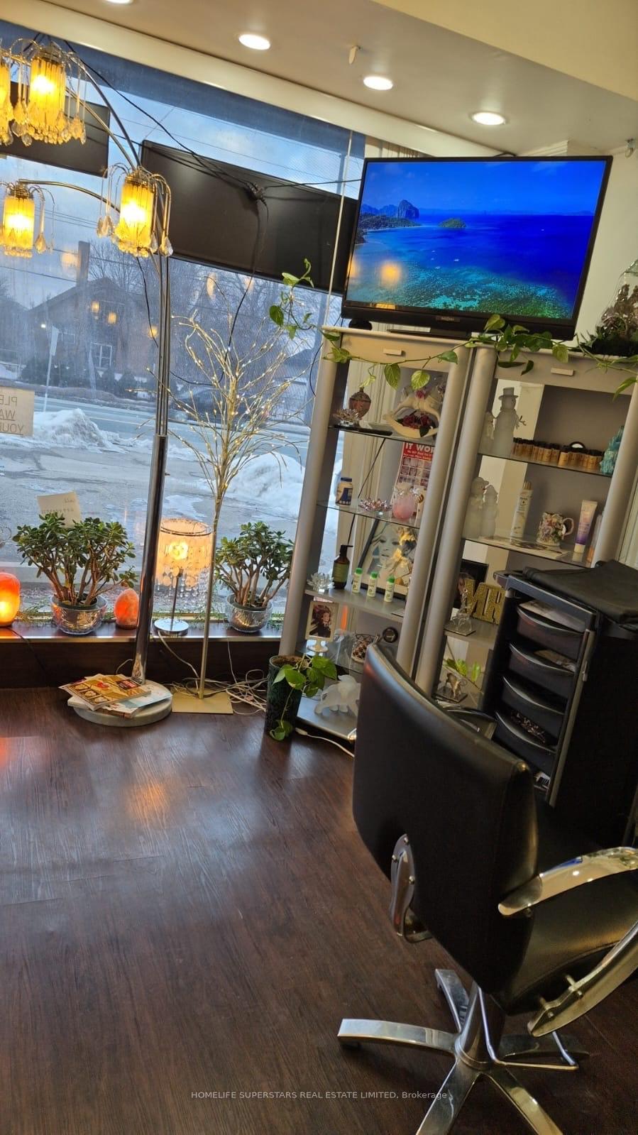 1001 Albion Road W, Toronto W10 — photo 2 of 5