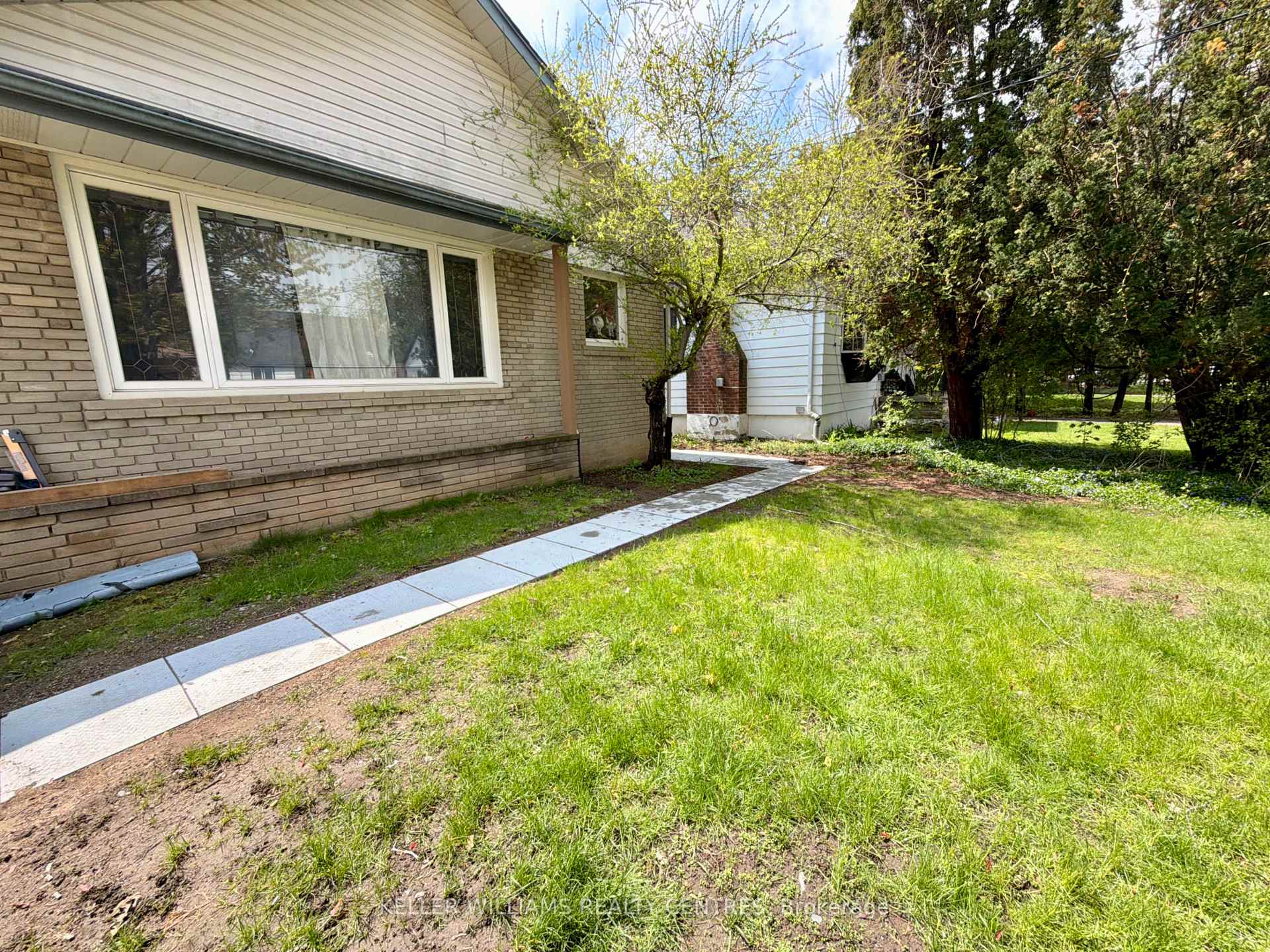 9 Sanderson Road Lower, Toronto W10, ON M9V 1C6 — Toronto W10, Ontario