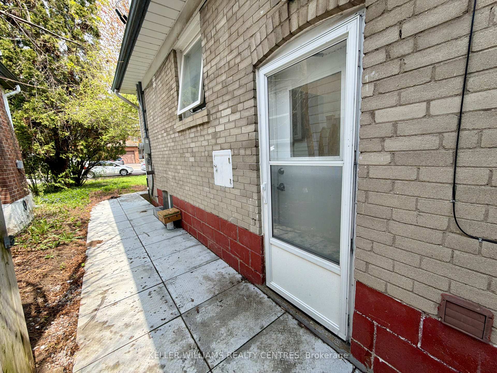 9 Sanderson Road Lower, Toronto W10 — photo 2 of 5