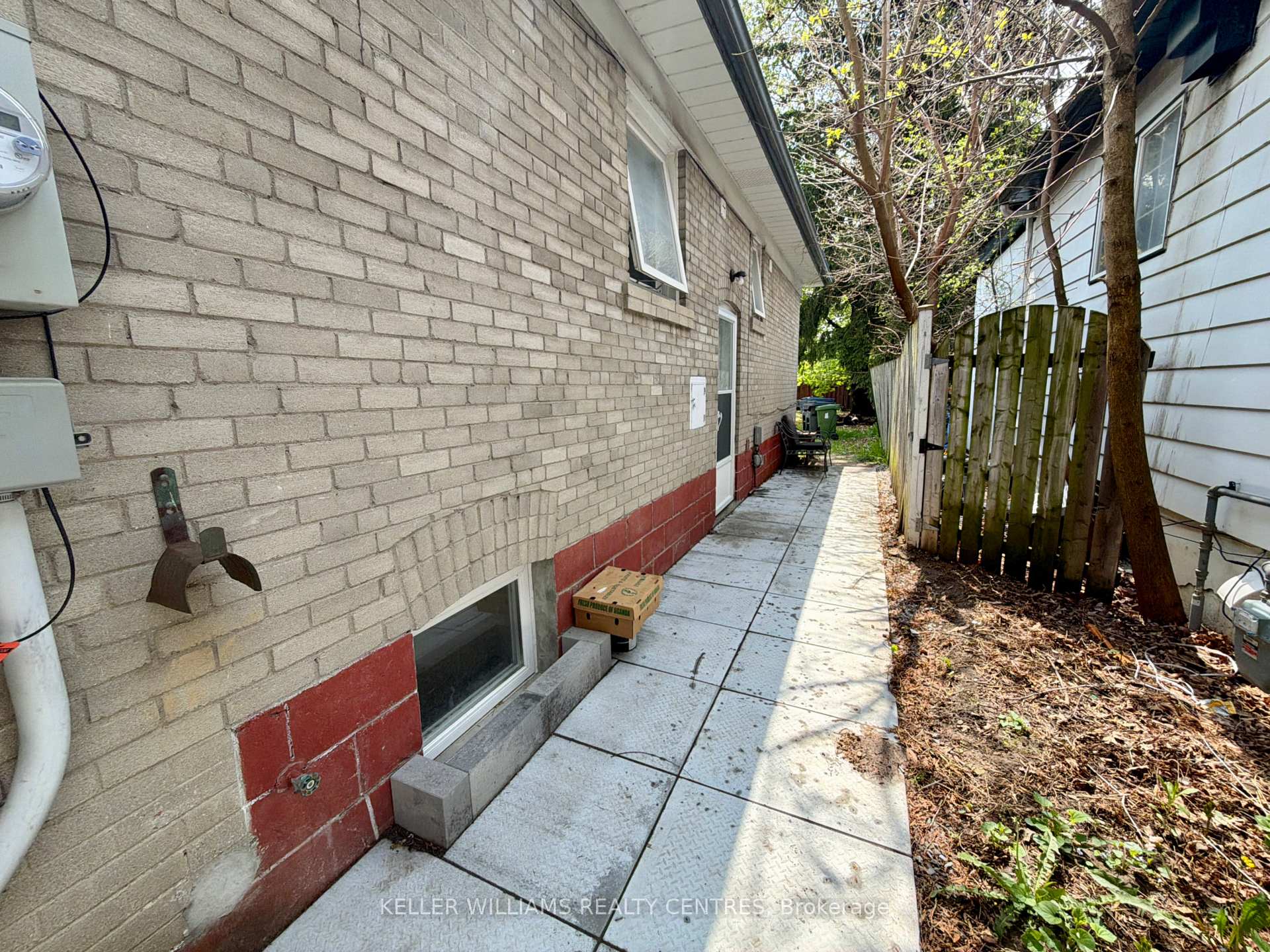 9 Sanderson Road Lower, Toronto W10 — photo 3 of 5