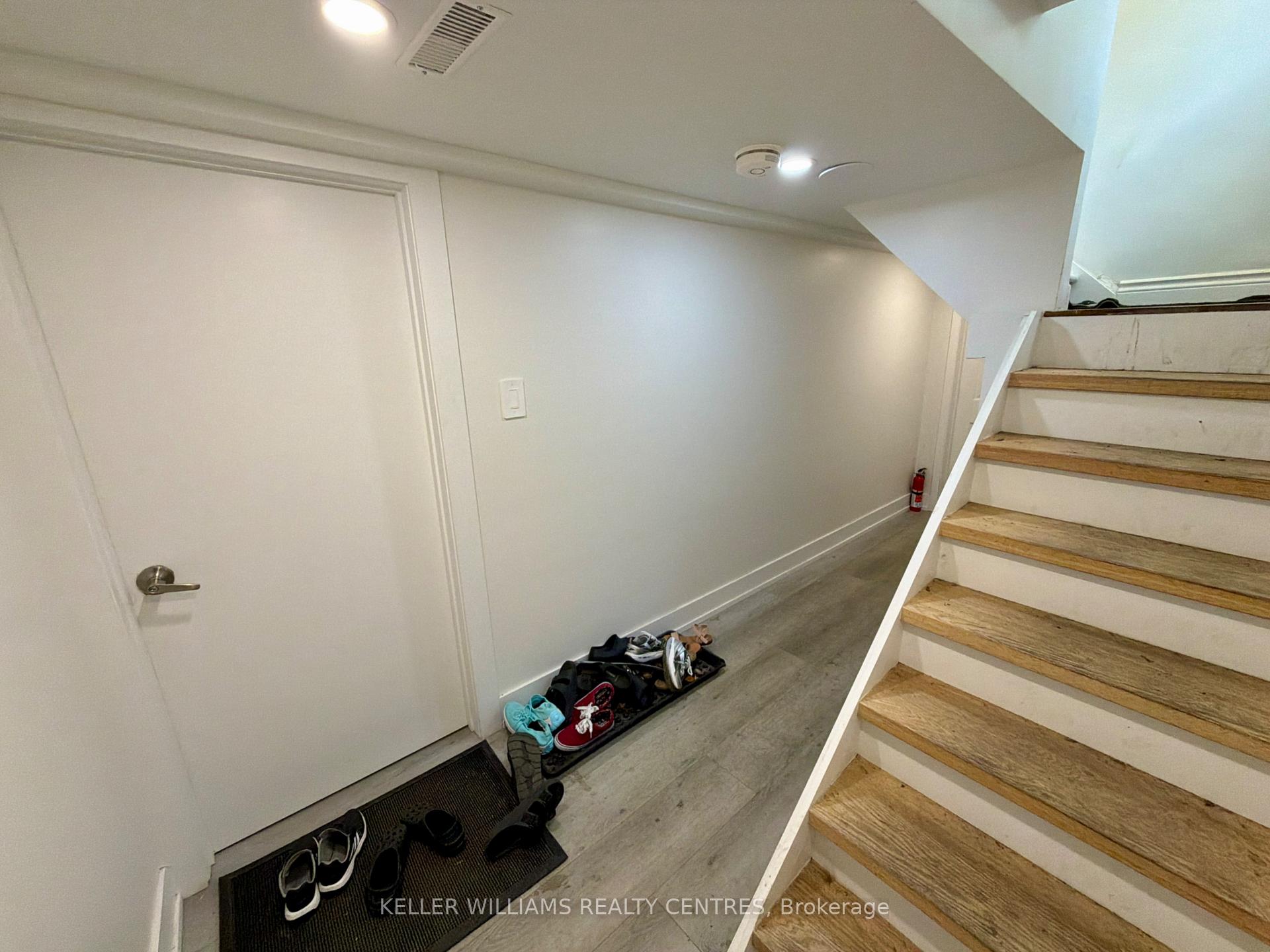 9 Sanderson Road Lower, Toronto W10 — photo 4 of 5