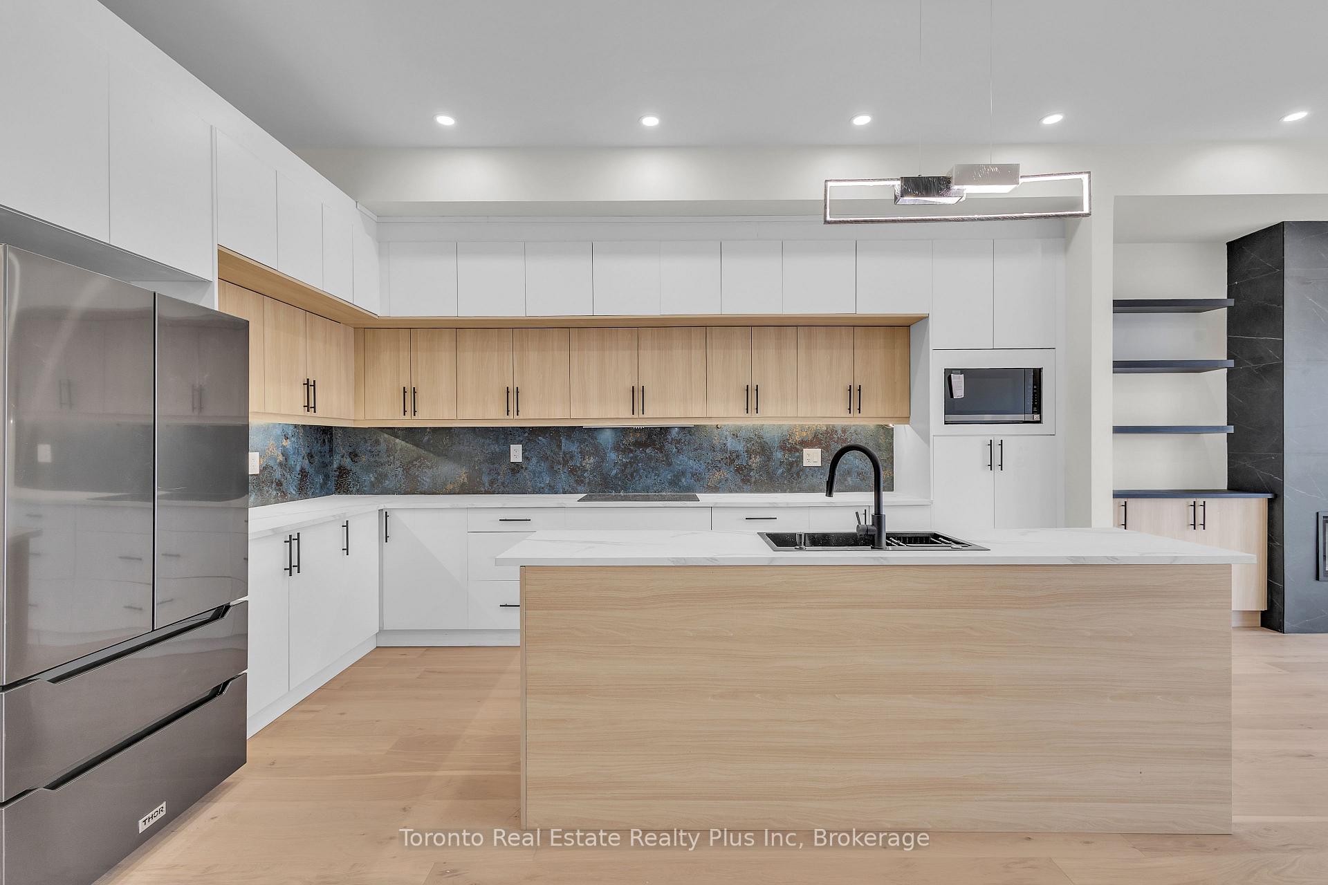 138 Bowie Avenue, Toronto W04 — photo 5 of 5