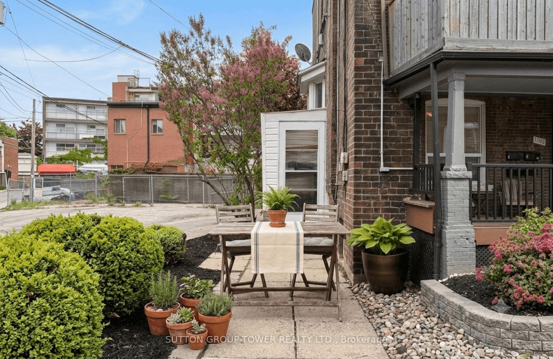 560 Indian Grove, Toronto W02 — photo 4 of 5