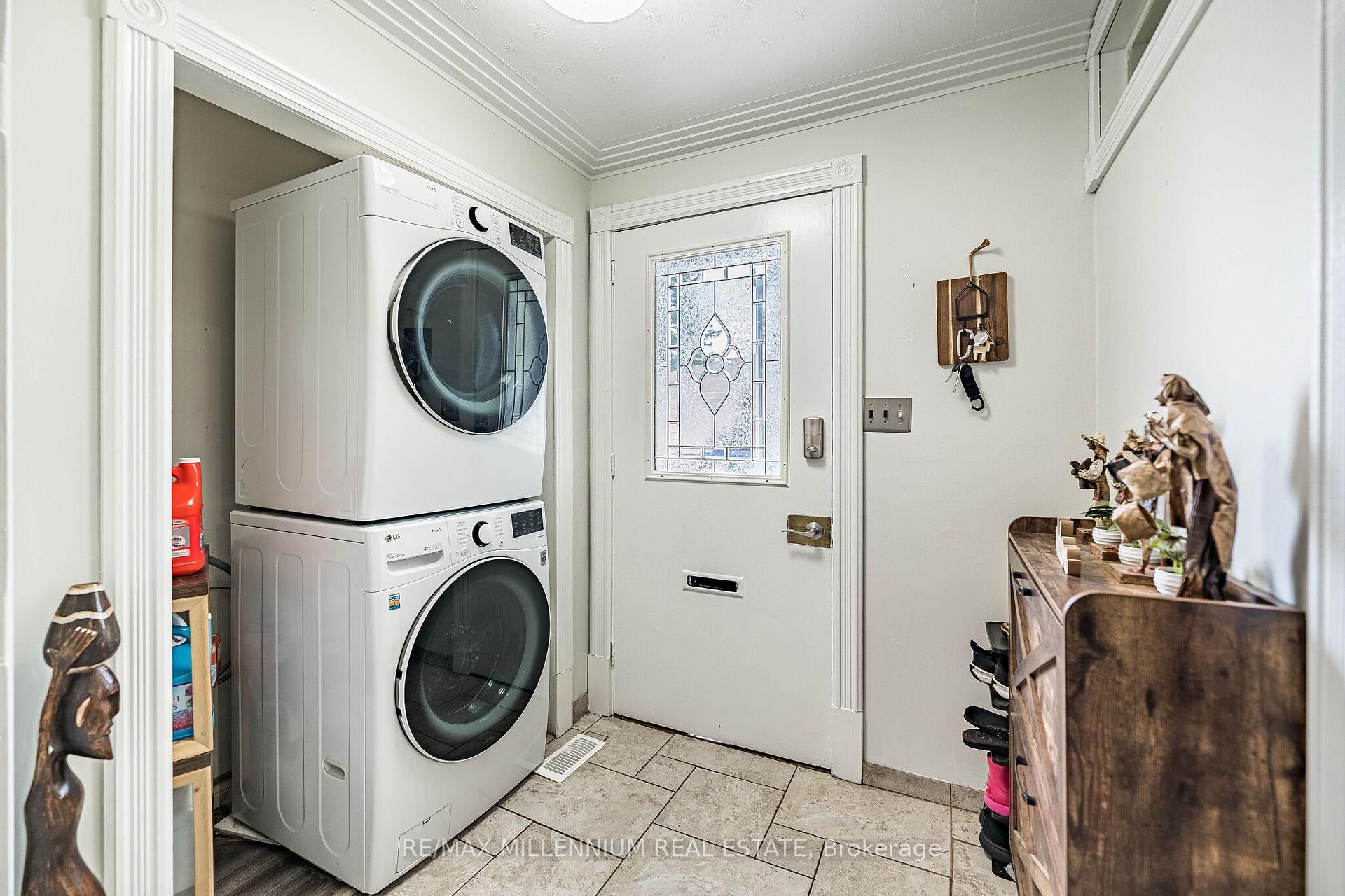 271 Thistle Down Boulevard W, Toronto W10 — photo 3 of 5