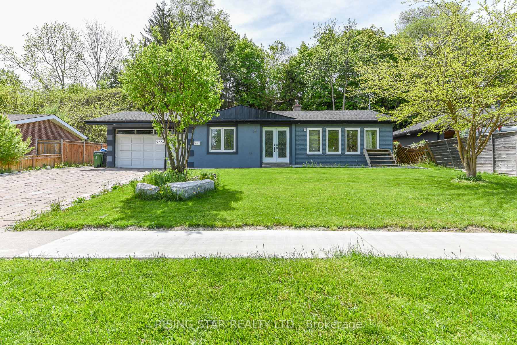 2562 Islington Ave Avenue W, Toronto W10 — photo 2 of 5