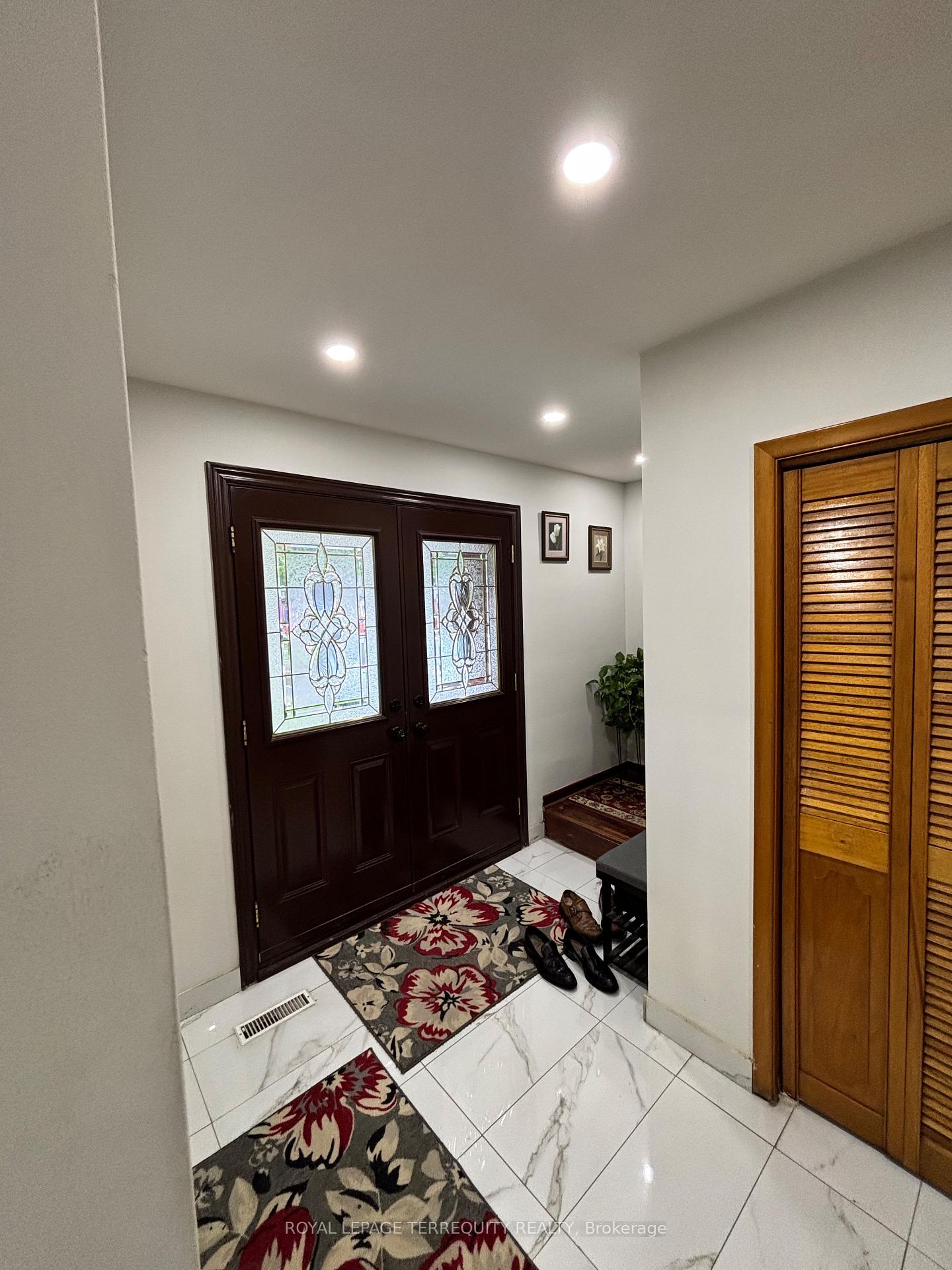 28 Keegan Crescent, Toronto W05 — photo 3 of 5