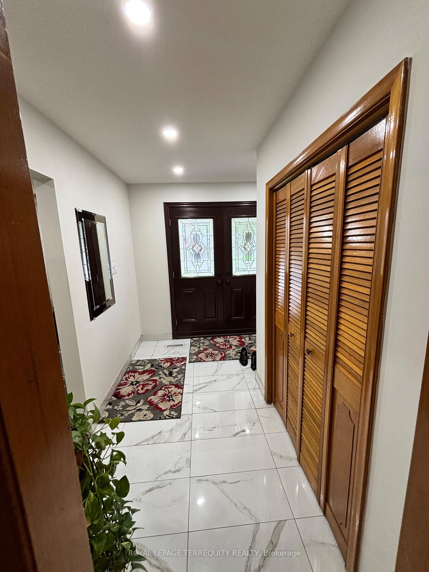 28 Keegan Crescent, Toronto W05 — photo 4 of 5