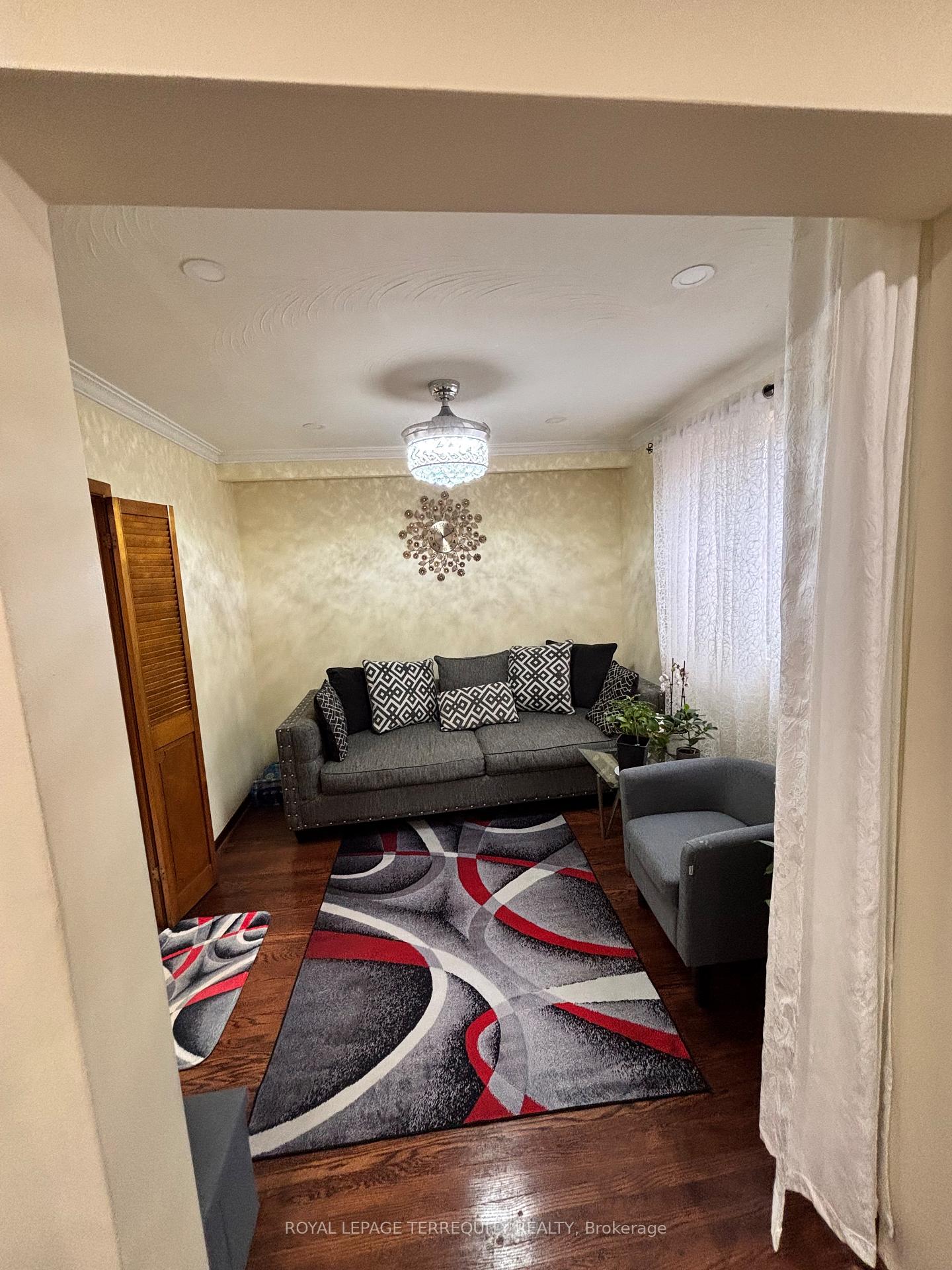 28 Keegan Crescent, Toronto W05 — photo 5 of 5