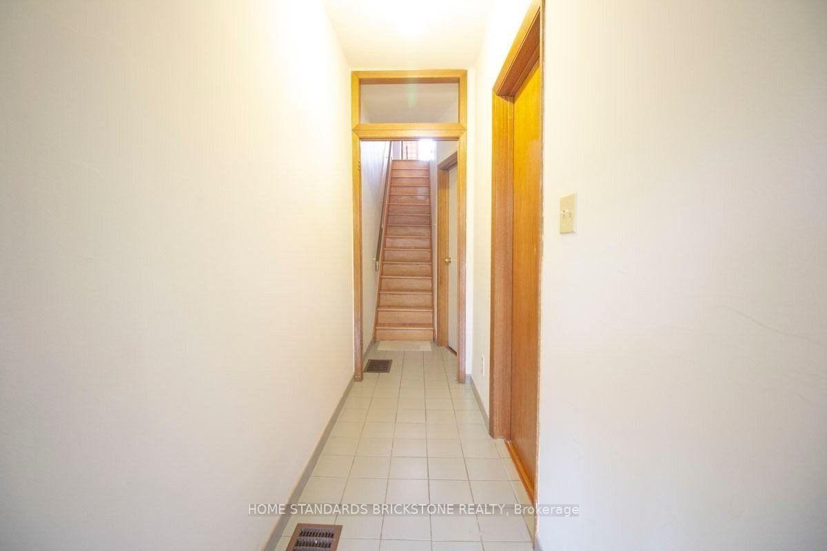 140 Essex Street 2nd Fl, Toronto W02 — photo 3 of 5