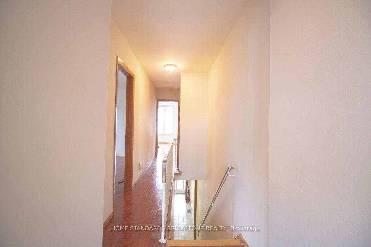 140 Essex Street 2nd Fl, Toronto W02 — photo 4 of 5